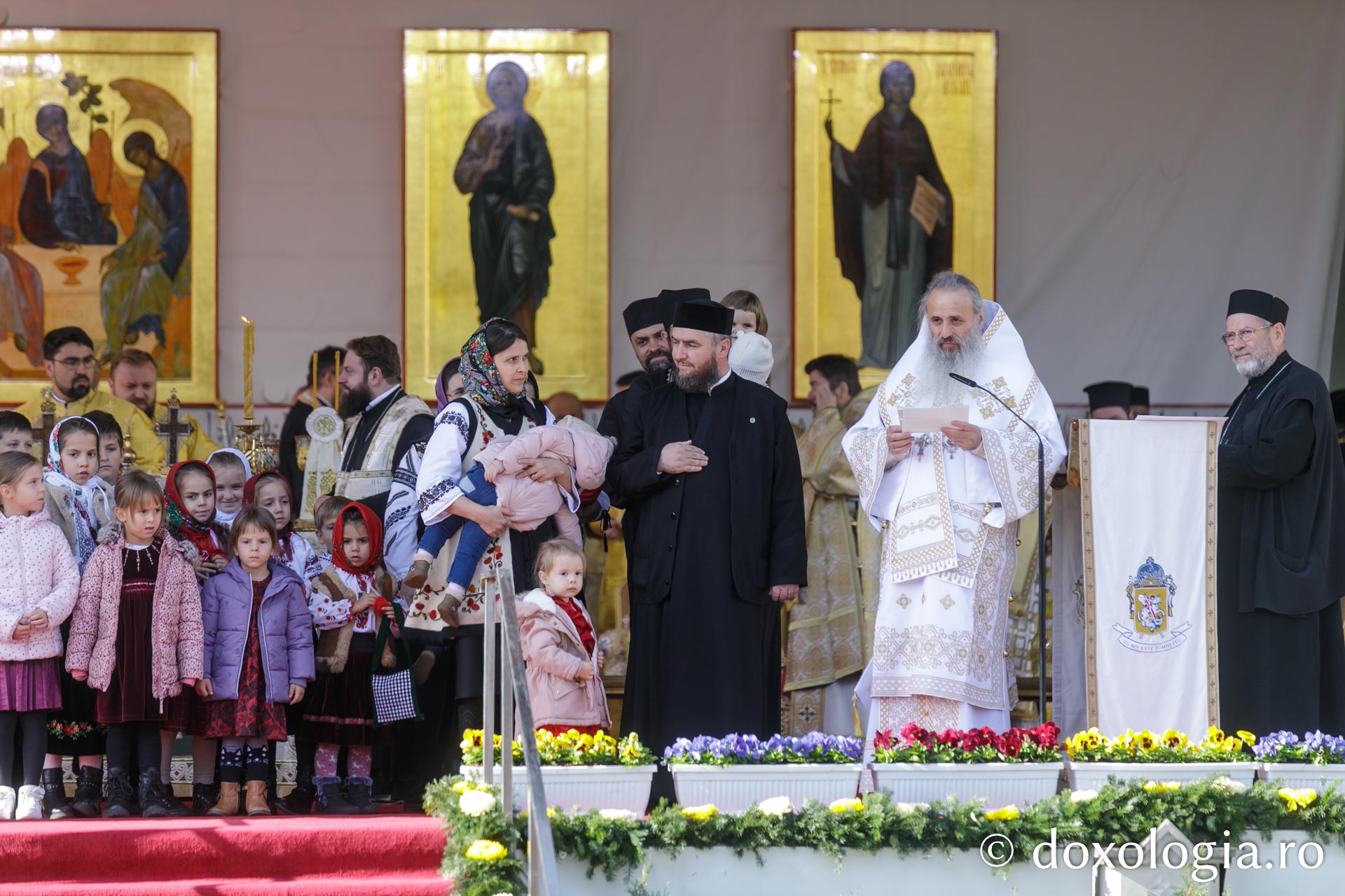 IPS Teofan oferă dinstincții familiilor de preoți cu mulți copii Hram 2025