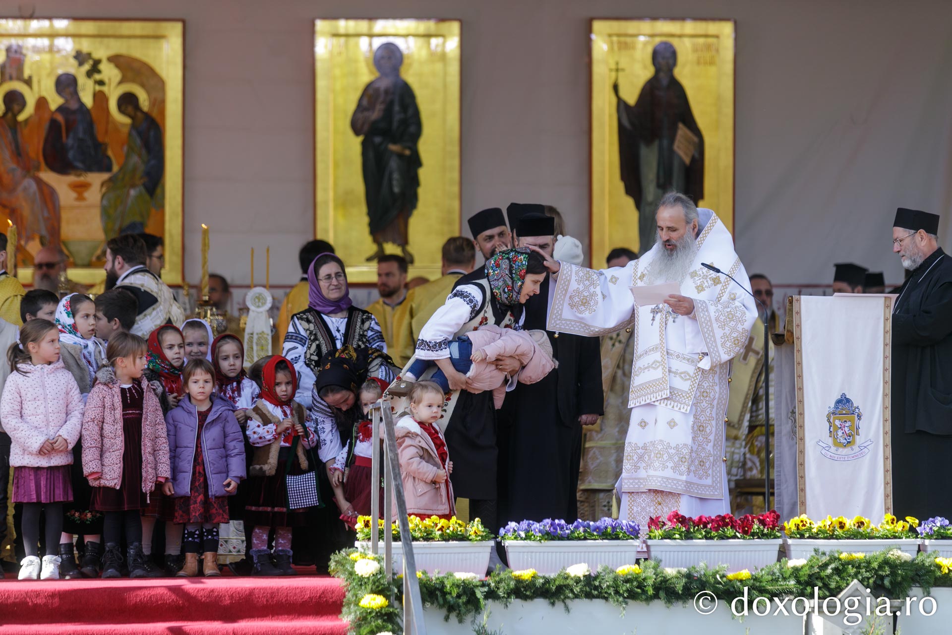 IPS Teofan oferă dinstincții familiilor de preoți cu mulți copii Hram 2025