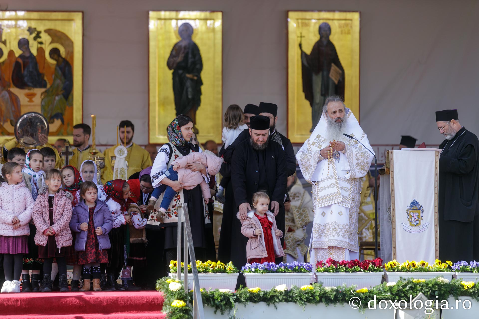 IPS Teofan oferă dinstincții familiilor de preoți cu mulți copii Hram 2025