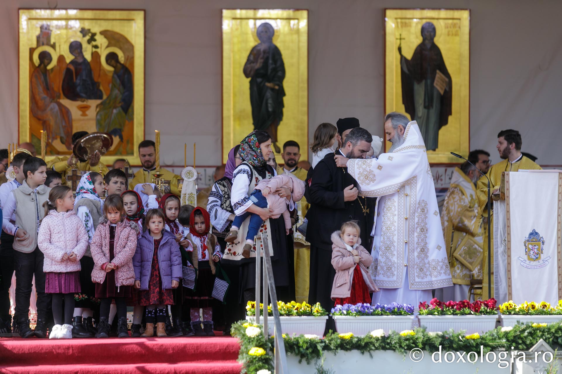 IPS Teofan oferă dinstincții familiilor de preoți cu mulți copii Hram 2025