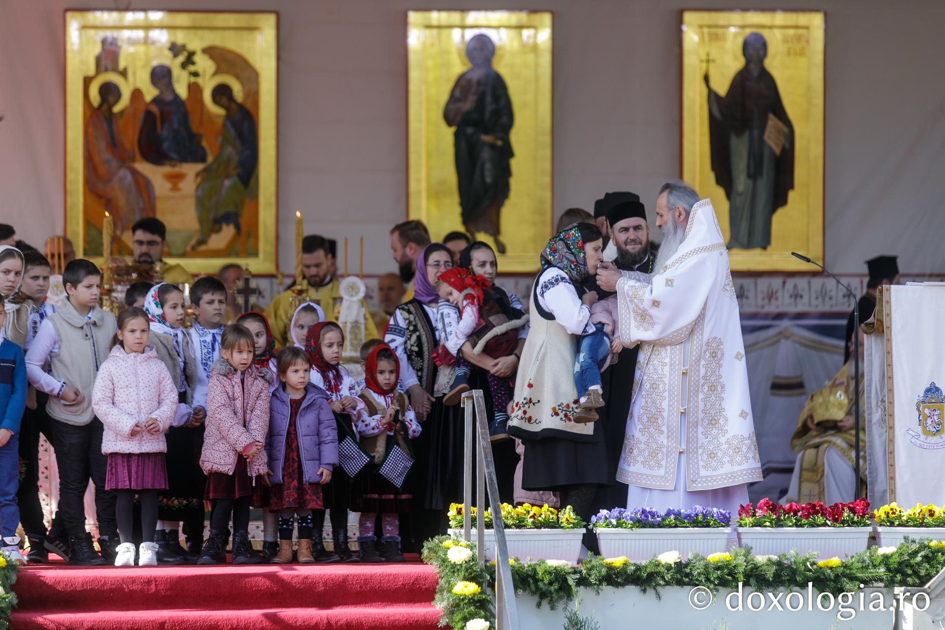 IPS Teofan oferă dinstincții familiilor de preoți cu mulți copii Hram 2025