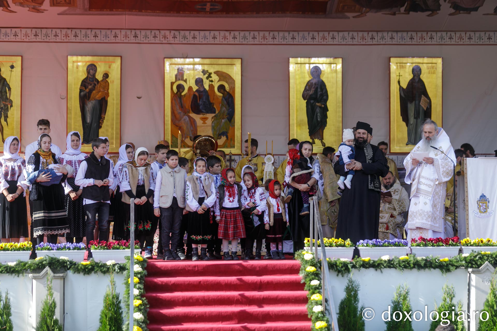 IPS Teofan oferă dinstincții familiilor de preoți cu mulți copii Hram 2025