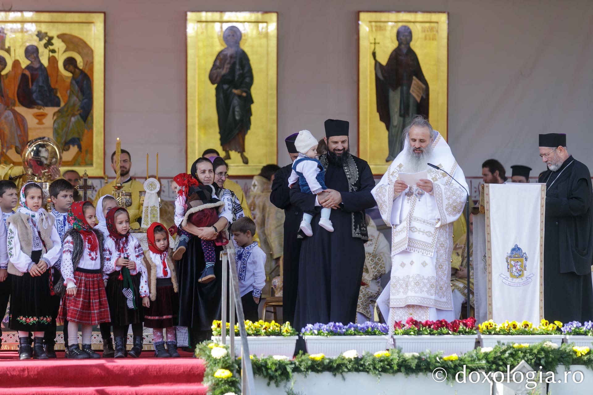 IPS Teofan oferă dinstincții familiilor de preoți cu mulți copii Hram 2025