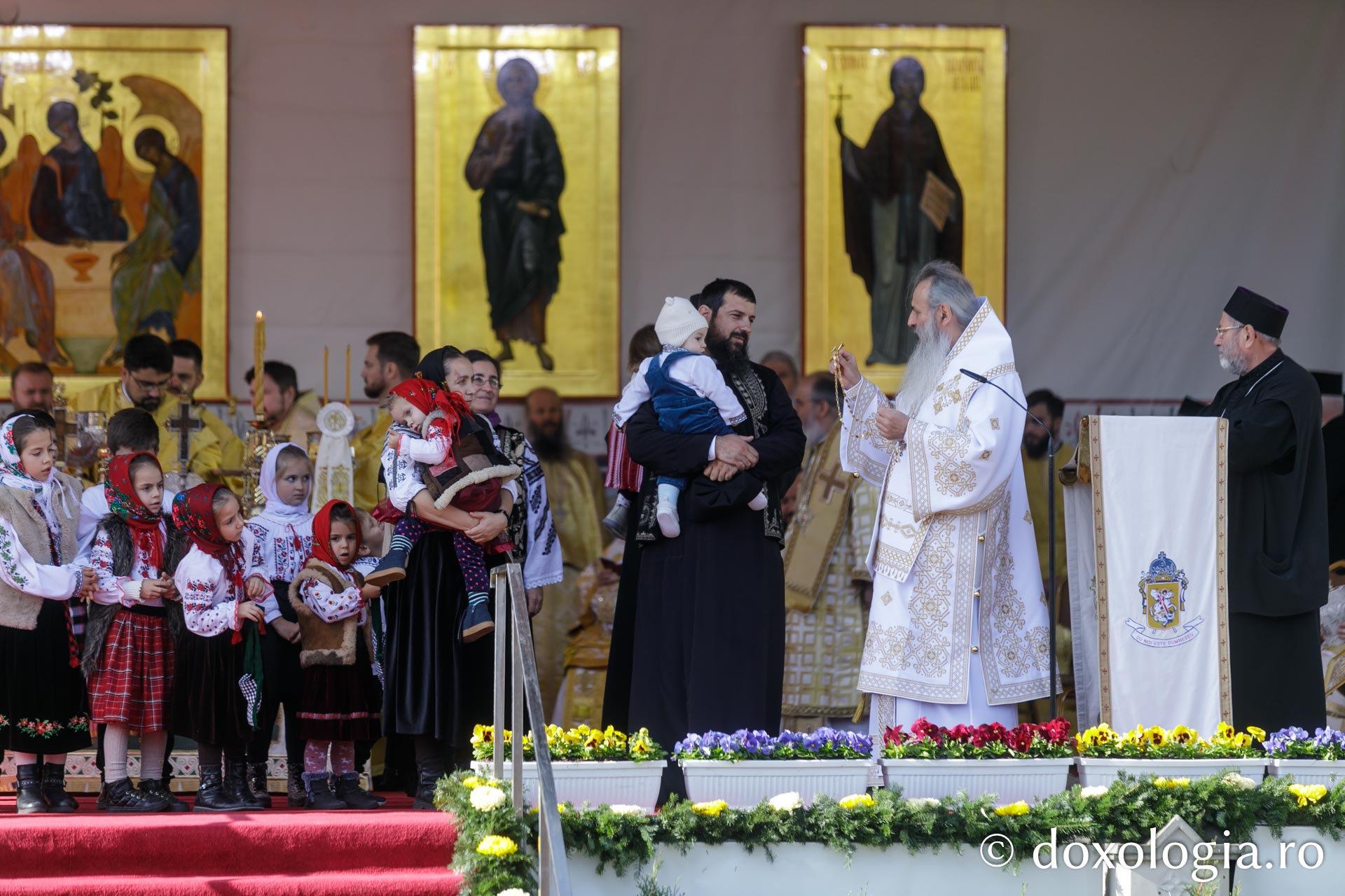 IPS Teofan oferă dinstincții familiilor de preoți cu mulți copii Hram 2025