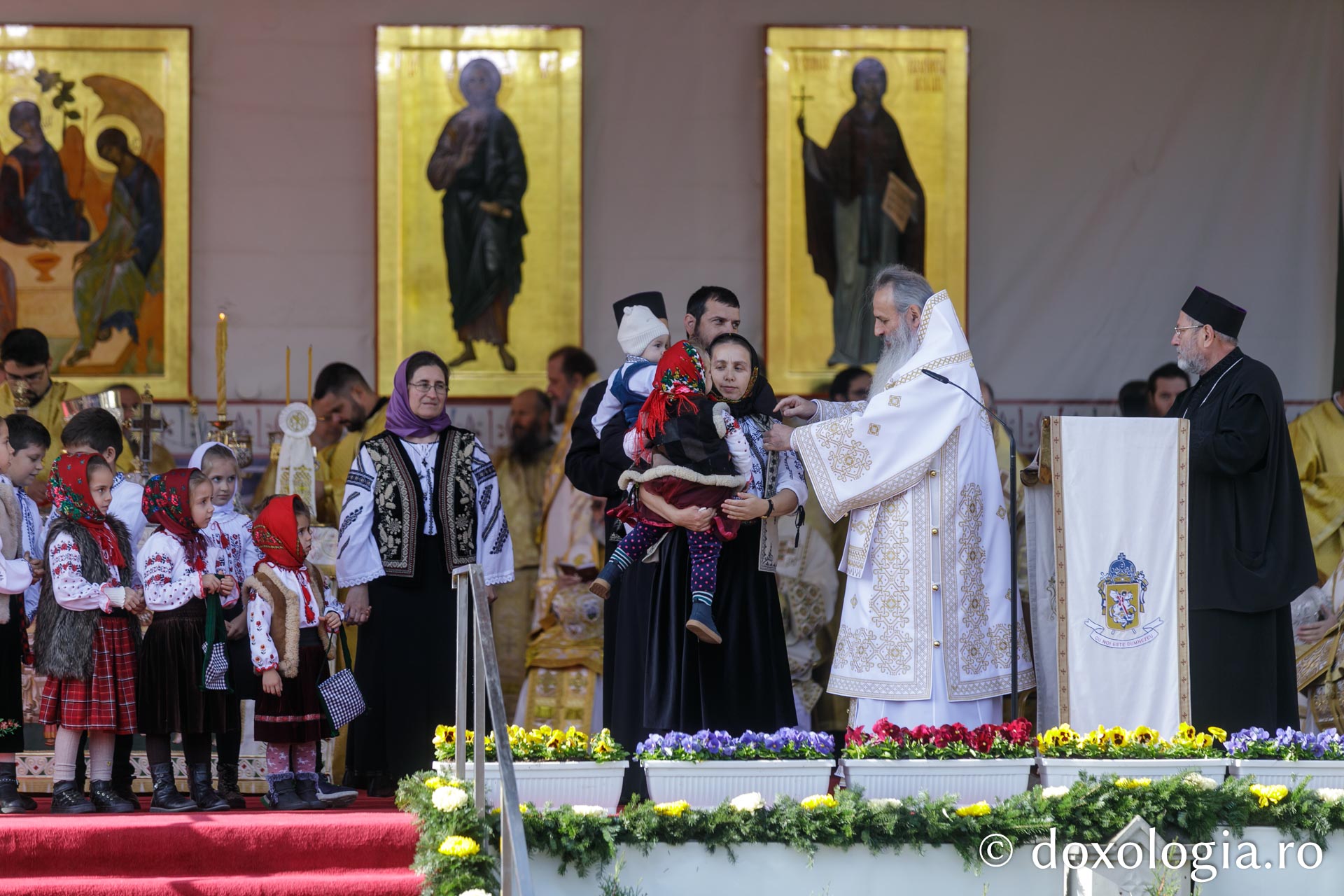 IPS Teofan oferă dinstincții familiilor de preoți cu mulți copii Hram 2025