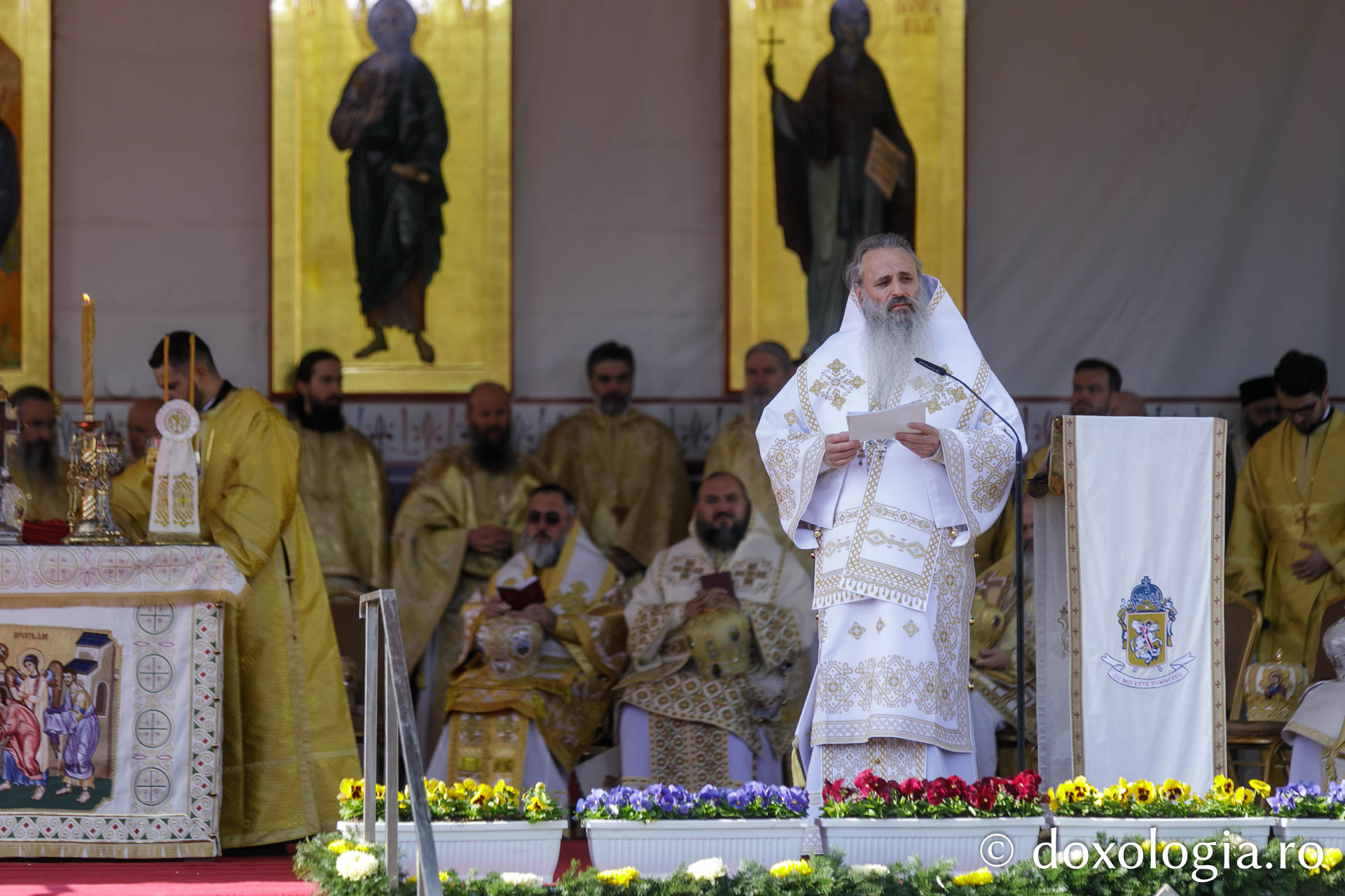IPS Teofan oferă dinstincții familiilor de preoți cu mulți copii Hram 2025