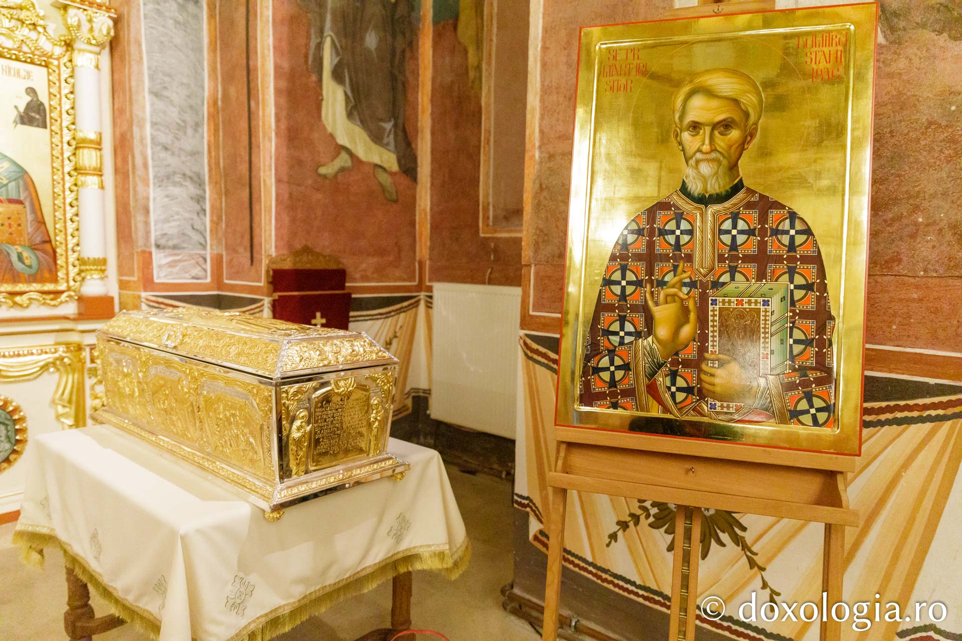 Racla cu moaștele Sfântului Preot Mărturisitor Dumitru Stăniloae