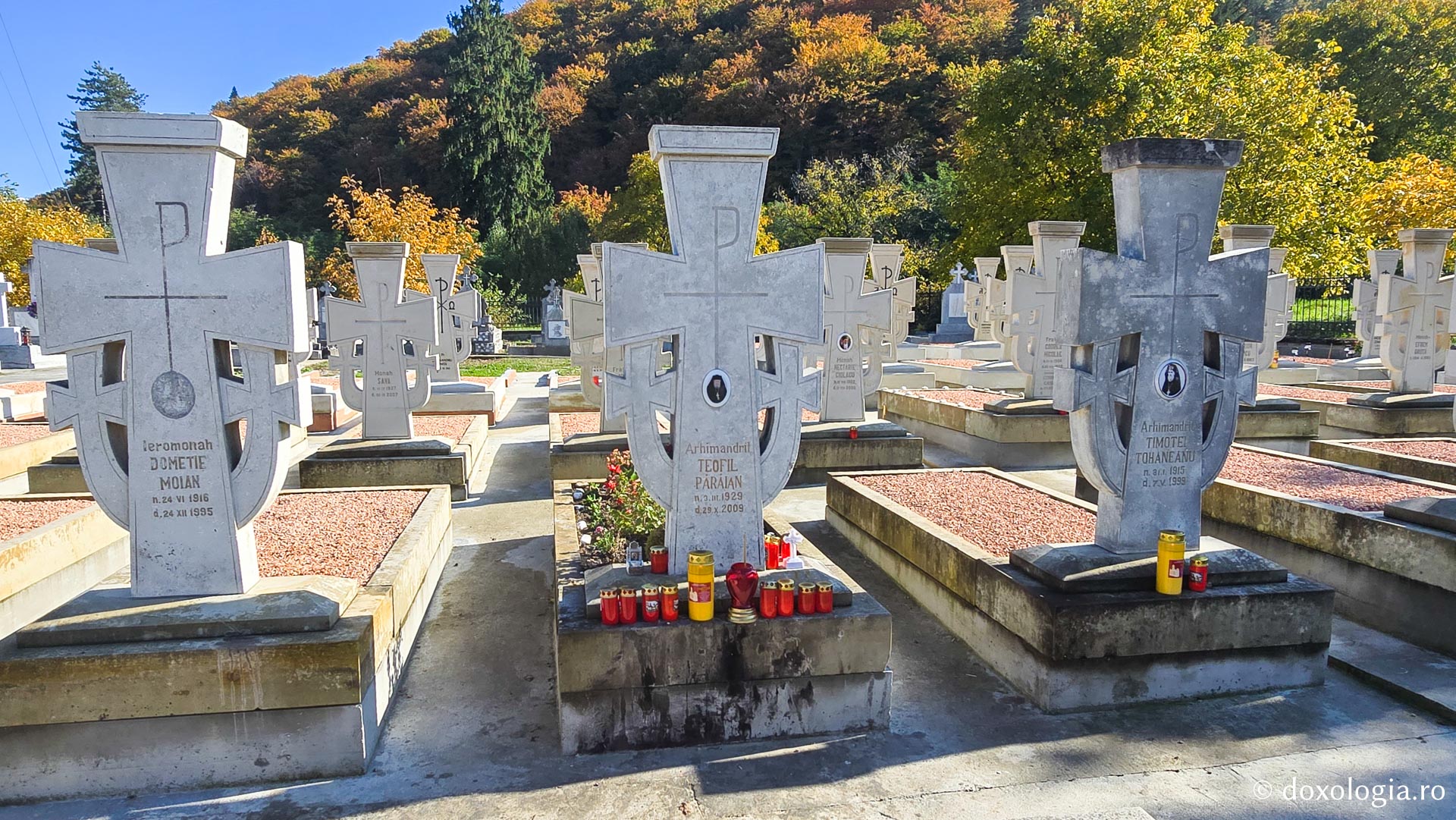 Mormântul Părintelui Teofil Părăian, dascălul bucuriei duhovnicești / Foto: Bogdan Zamfirescu Mormântul Părintelui Teofil Părăian, dascălul bucuriei duhovnicești