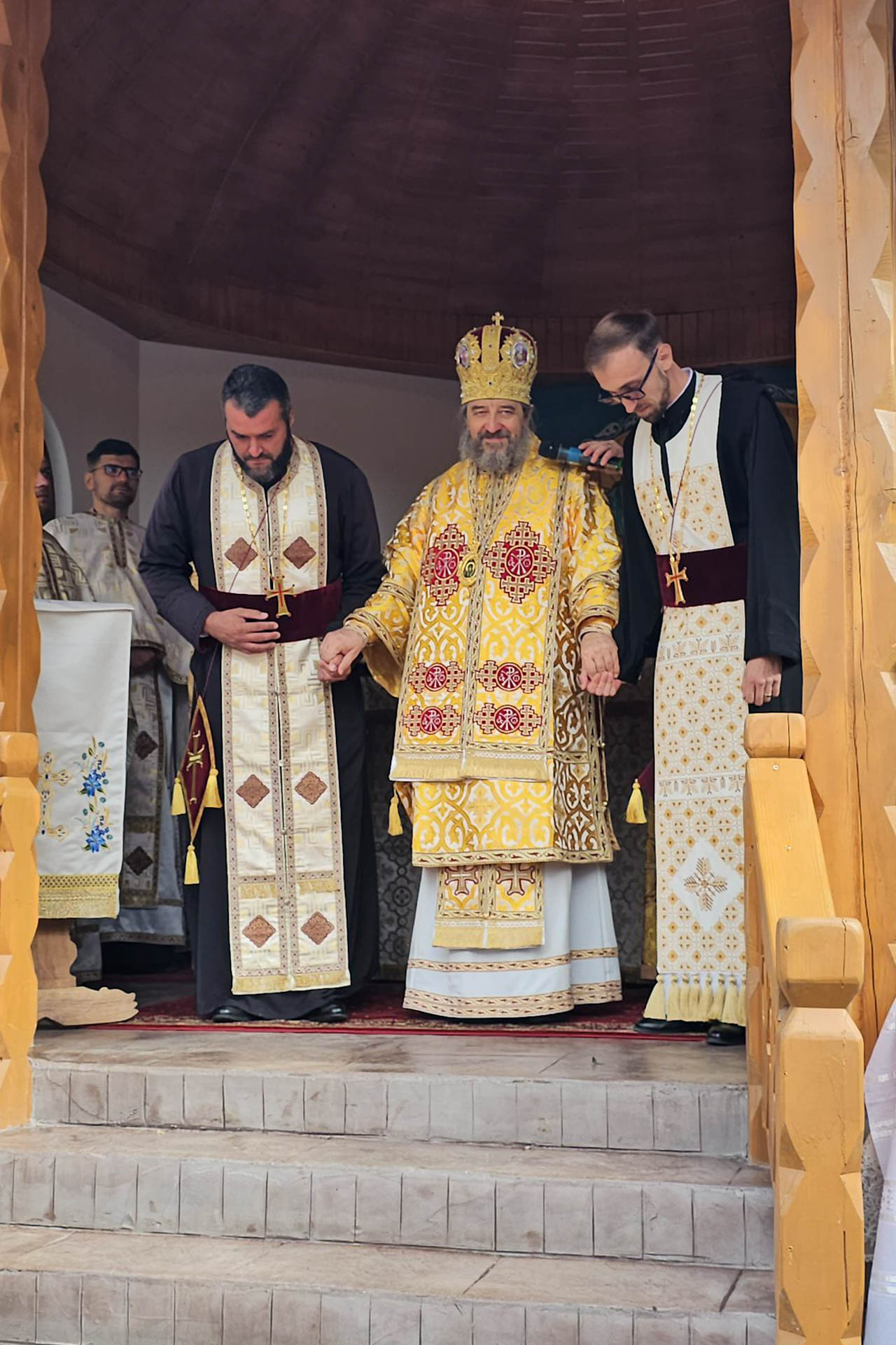 Aleasă bucurie duhovnicească în Parohia Talpa, Bârgăuani - Preasfințitul Nichifor Botoșăneanul a sfințit ansamblul parohial