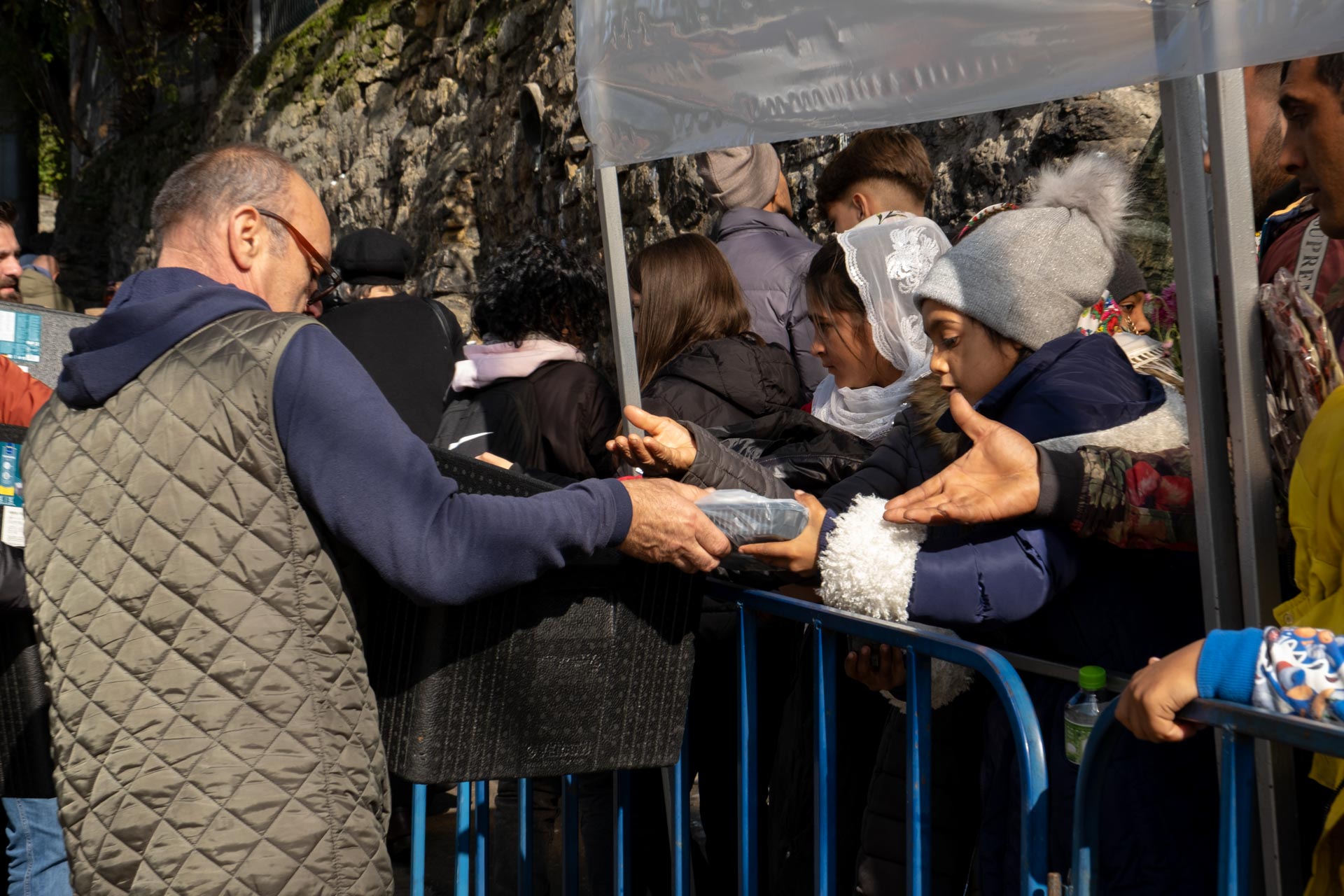 Peste 300.000 de pelerini la Iași și o mare de fapte bune: bilanțul milosteniei la Hramul Sfintei Cuvioase Parascheva 2025 Peste 300.000 de pelerini la Iași și o mare de fapte bune: bilanțul milosteniei la Hramul Sfintei Cuvioase Parascheva 2025