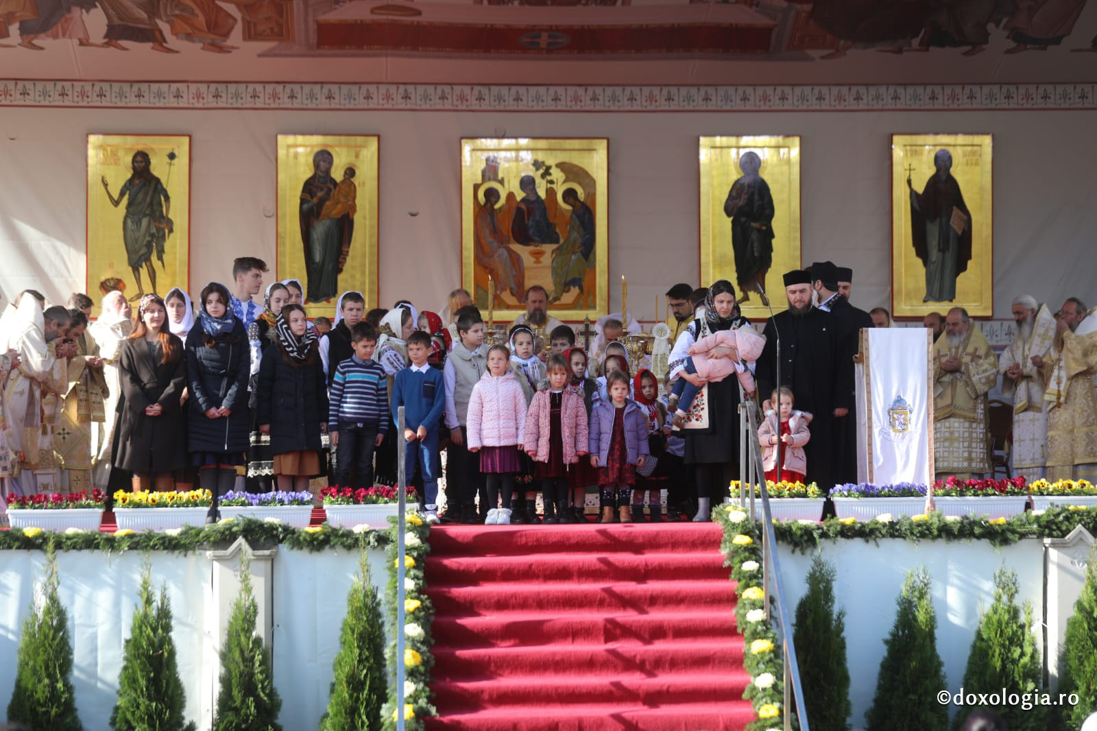 Trei familii de preot, distinse de IPS Teofan la hramul Sfintei Parascheva