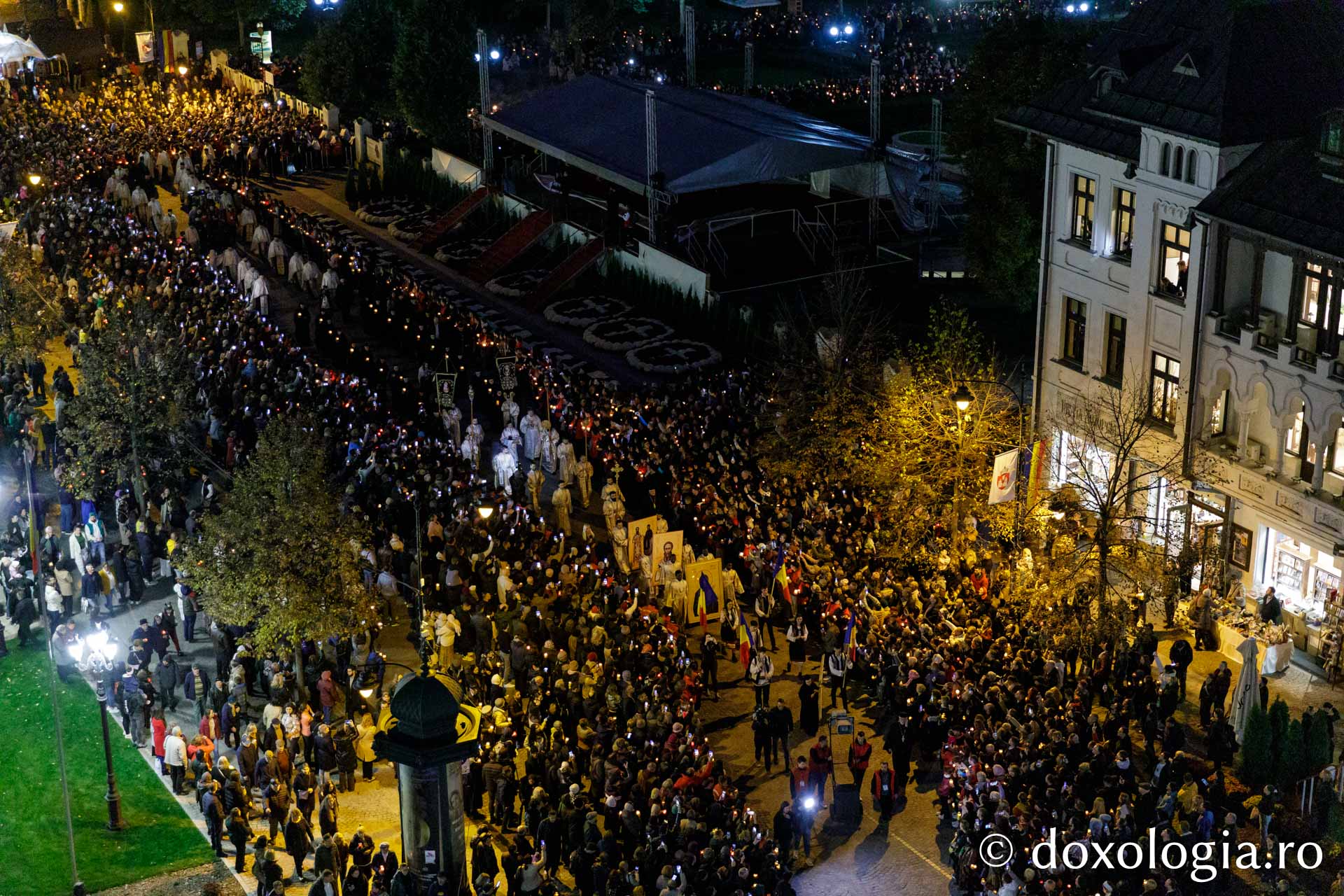 Cetatea Iașilor în sărbătoare: Sfânta Parascheva și Sfântul Grigorie Palama, purtați în rugăciune pe „Calea Sfinților”