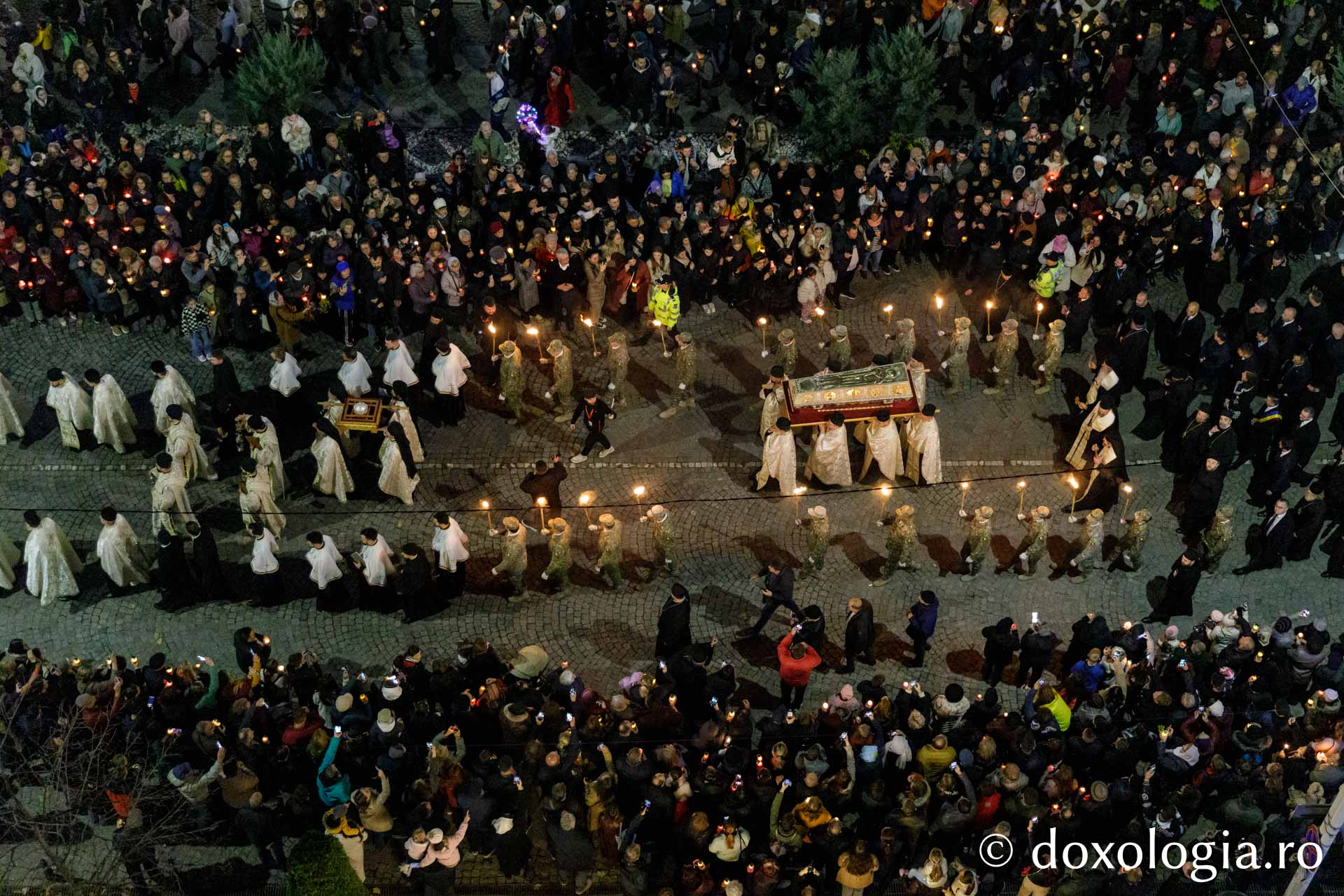 Cetatea Iașilor în sărbătoare: Sfânta Parascheva și Sfântul Grigorie Palama, purtați în rugăciune pe „Calea Sfinților”