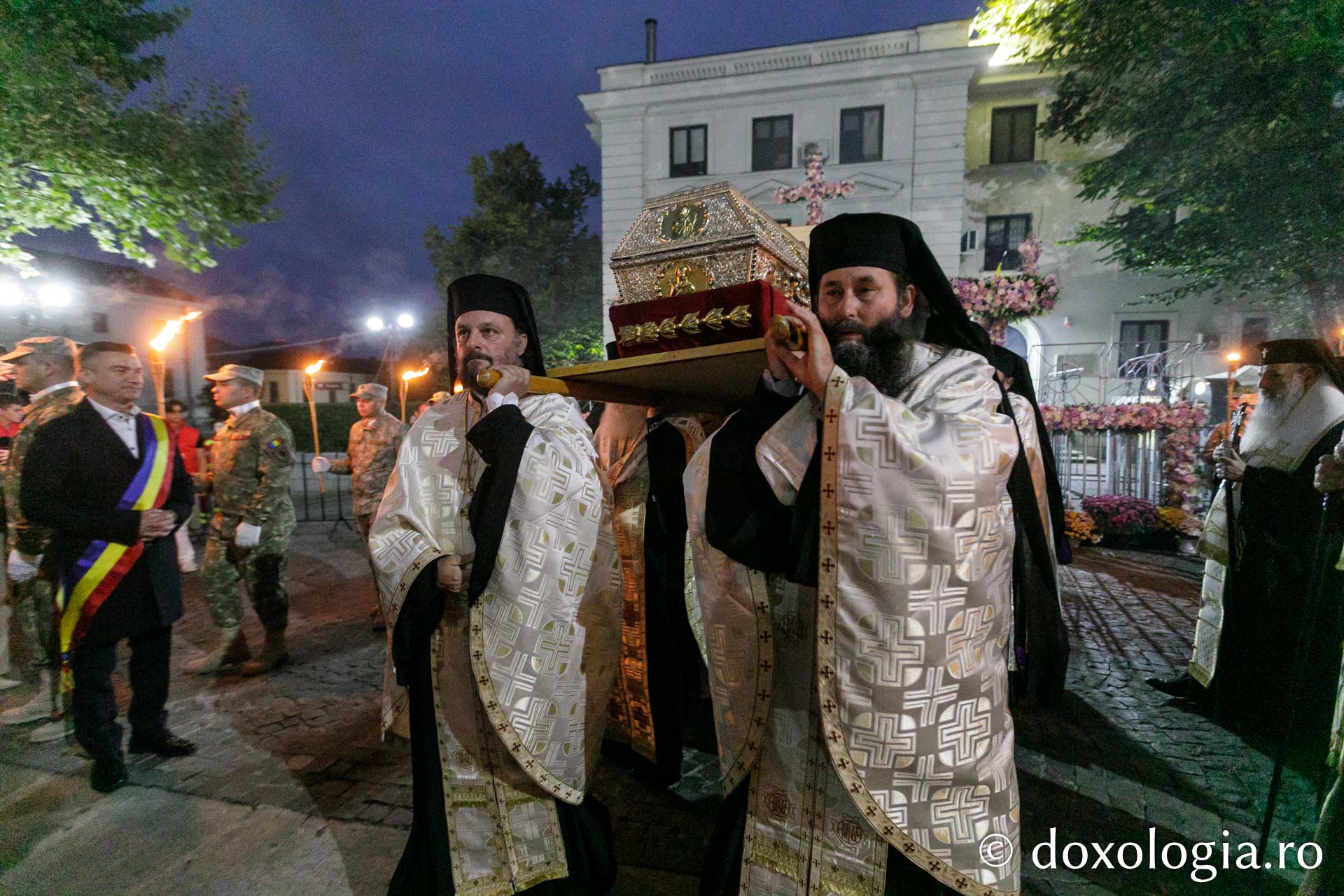 Cetatea Iașilor în sărbătoare: Sfânta Parascheva și Sfântul Grigorie Palama, purtați în rugăciune pe „Calea Sfinților”