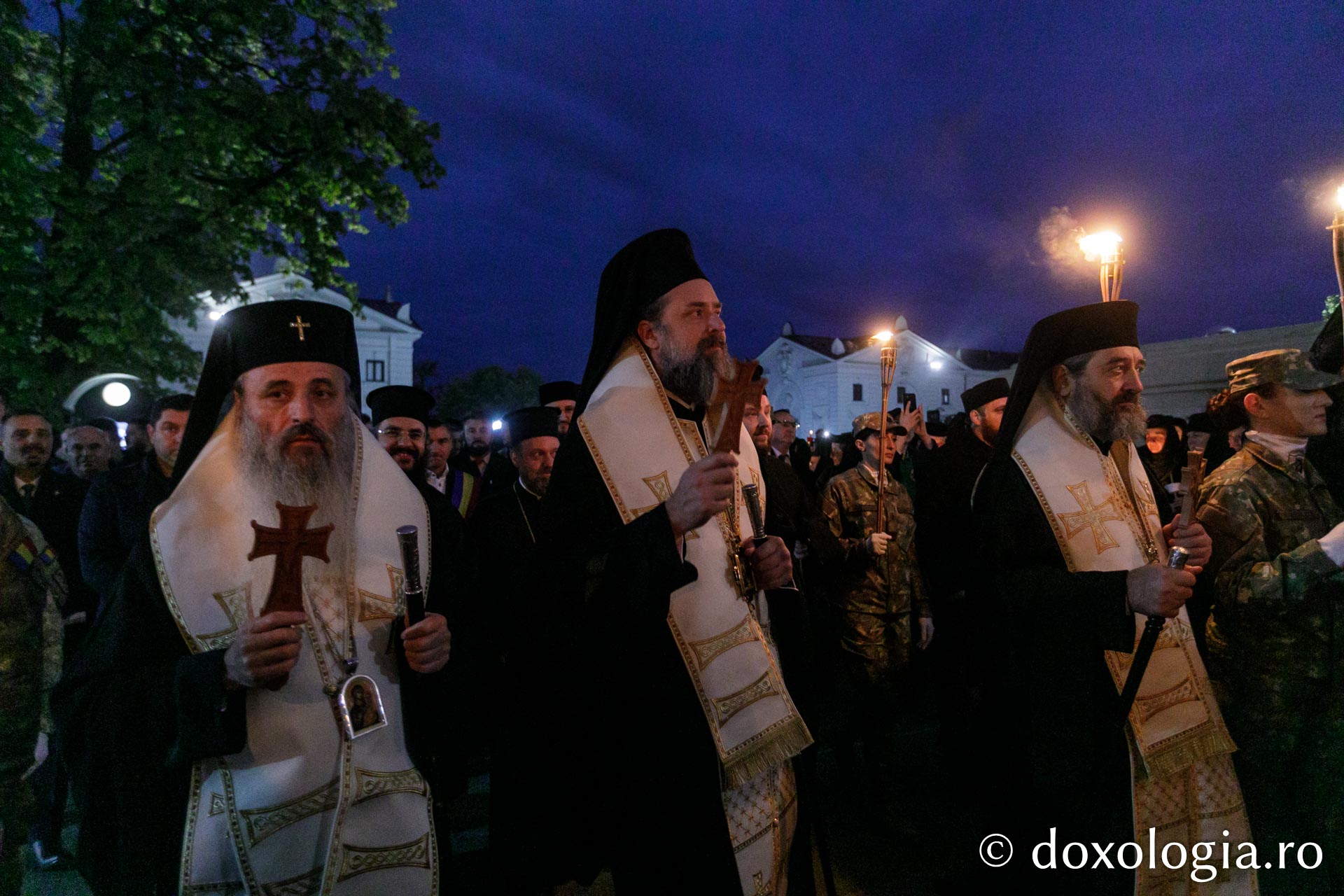Cetatea Iașilor în sărbătoare: Sfânta Parascheva și Sfântul Grigorie Palama, purtați în rugăciune pe „Calea Sfinților”