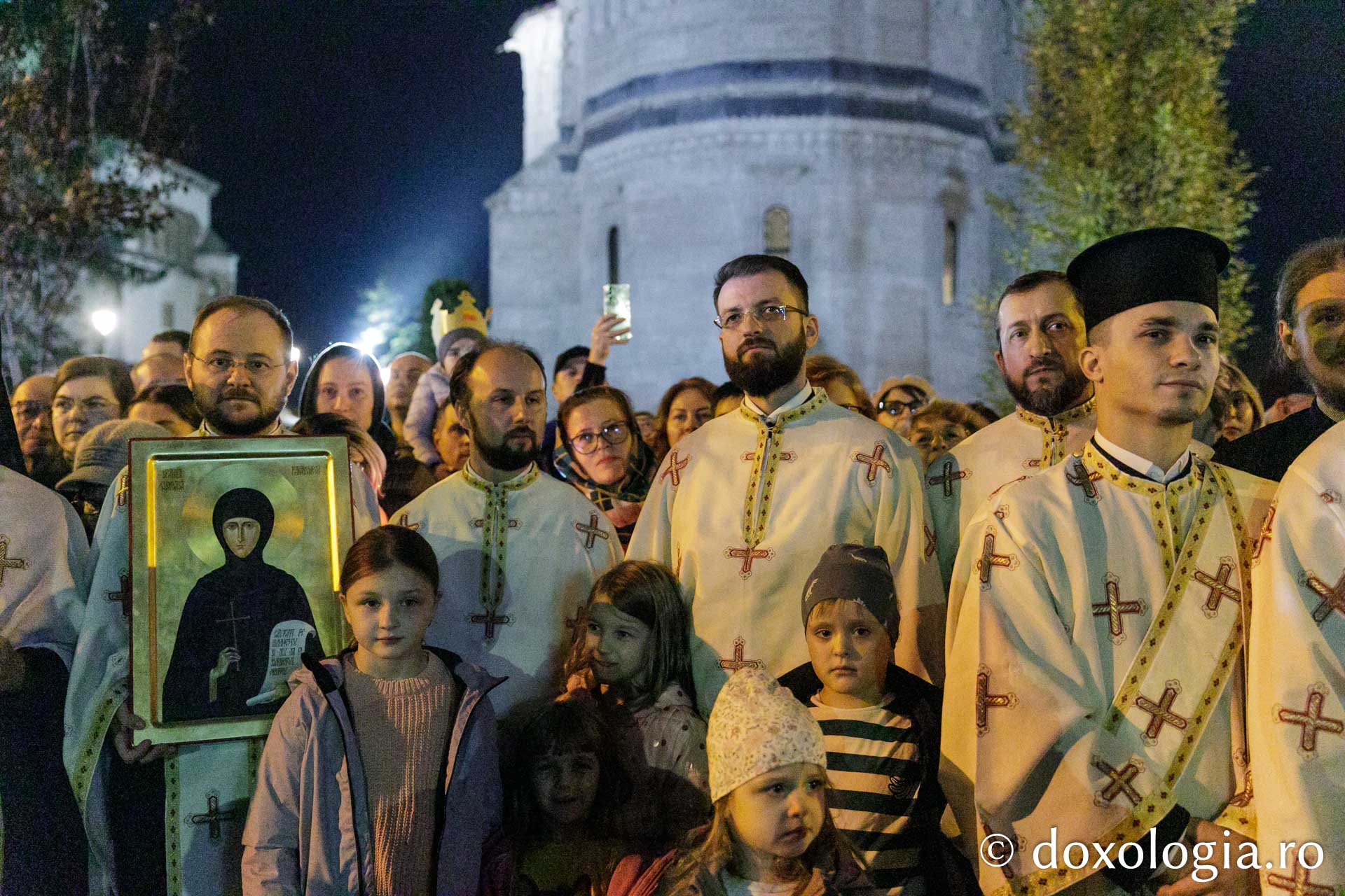 Cetatea Iașilor în sărbătoare: Sfânta Parascheva și Sfântul Grigorie Palama, purtați în rugăciune pe „Calea Sfinților”