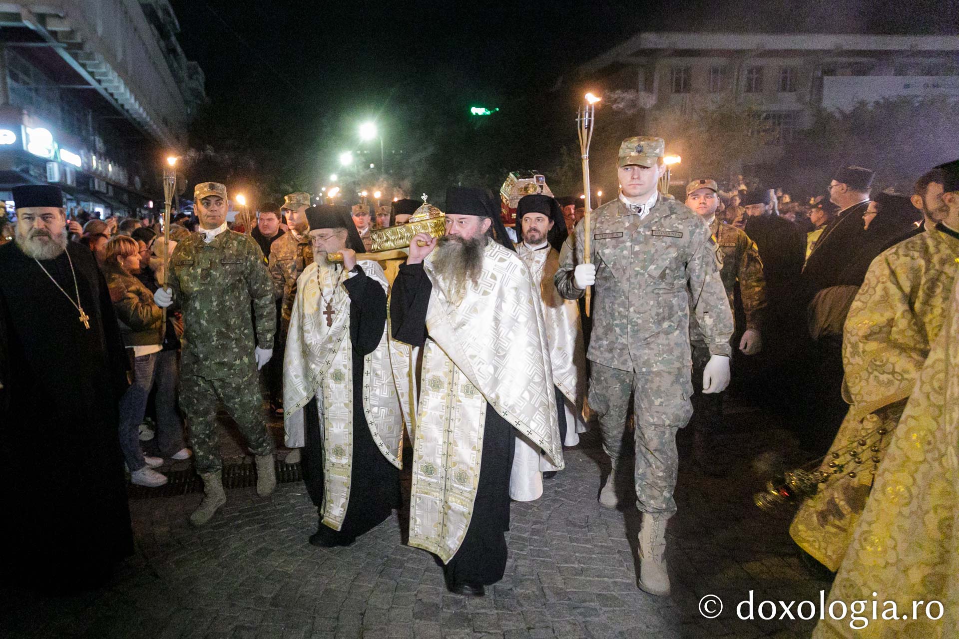Cetatea Iașilor în sărbătoare: Sfânta Parascheva și Sfântul Grigorie Palama, purtați în rugăciune pe „Calea Sfinților”