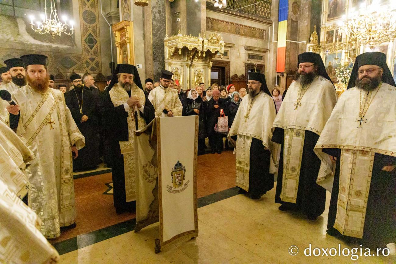 A început Hramul Iașului: Sfânta Cuvioasă Parascheva, așezată în baldachin pentru pelerini