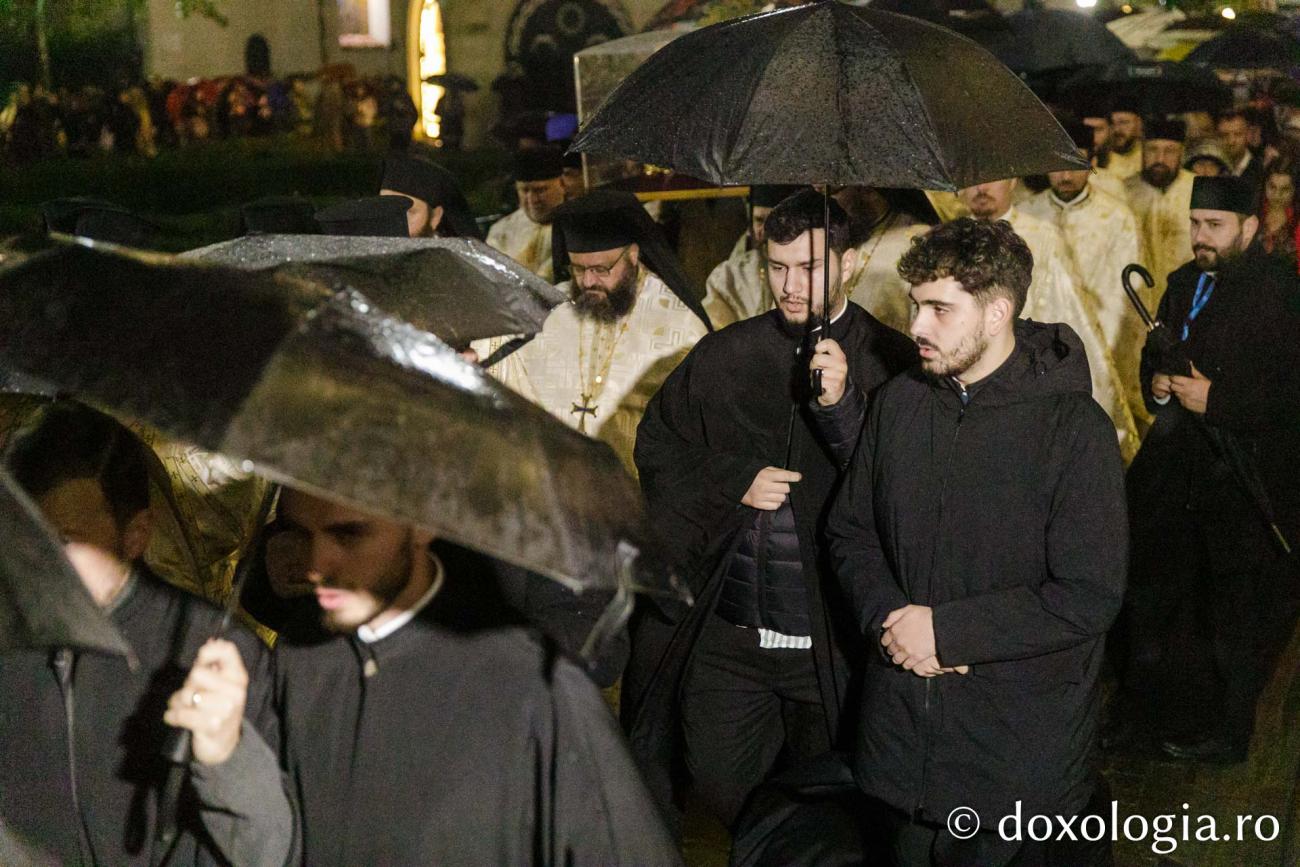 A început Hramul Iașului: Sfânta Cuvioasă Parascheva, așezată în baldachin pentru pelerini
