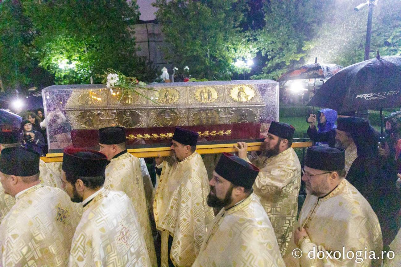 A început Hramul Iașului: Sfânta Cuvioasă Parascheva, așezată în baldachin pentru pelerini