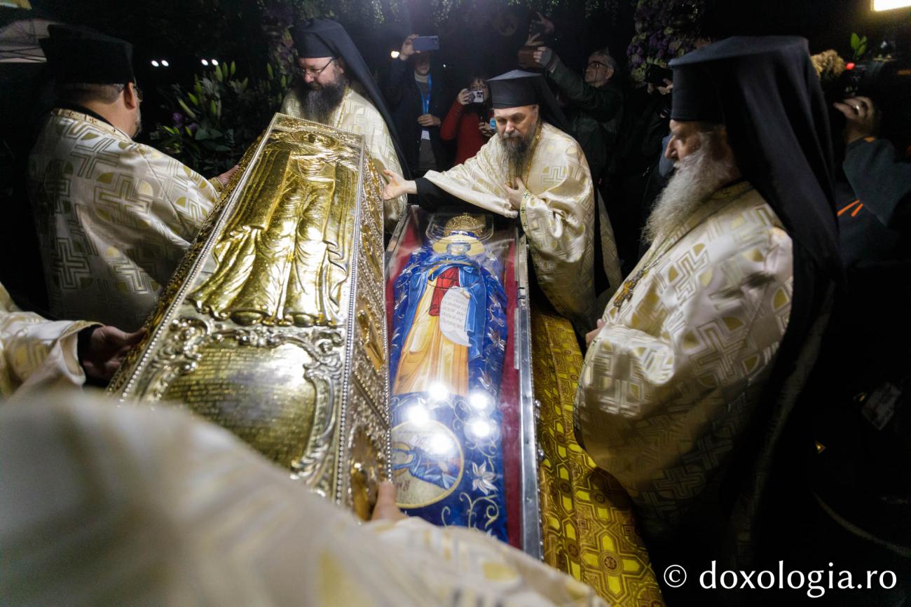 A început Hramul Iașului: Sfânta Cuvioasă Parascheva, așezată în baldachin pentru pelerini