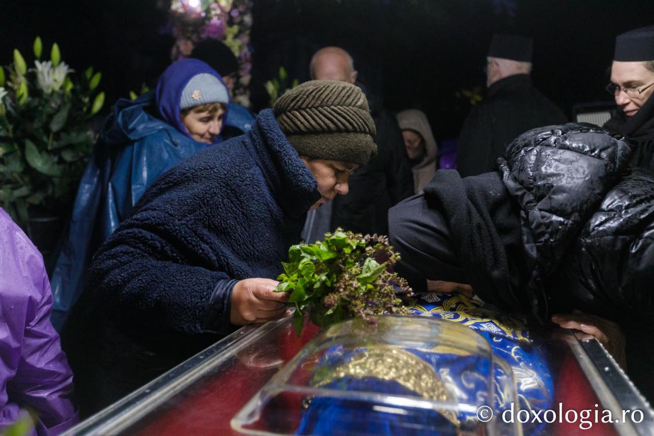 A început Hramul Iașului: Sfânta Cuvioasă Parascheva, așezată în baldachin pentru pelerini