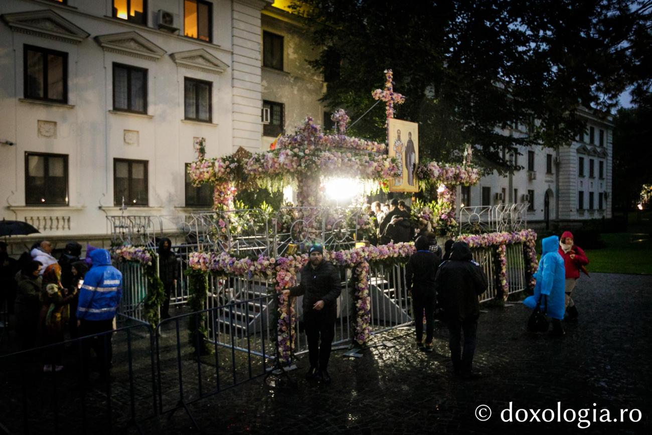 A început Hramul Iașului: Sfânta Cuvioasă Parascheva, așezată în baldachin pentru pelerini