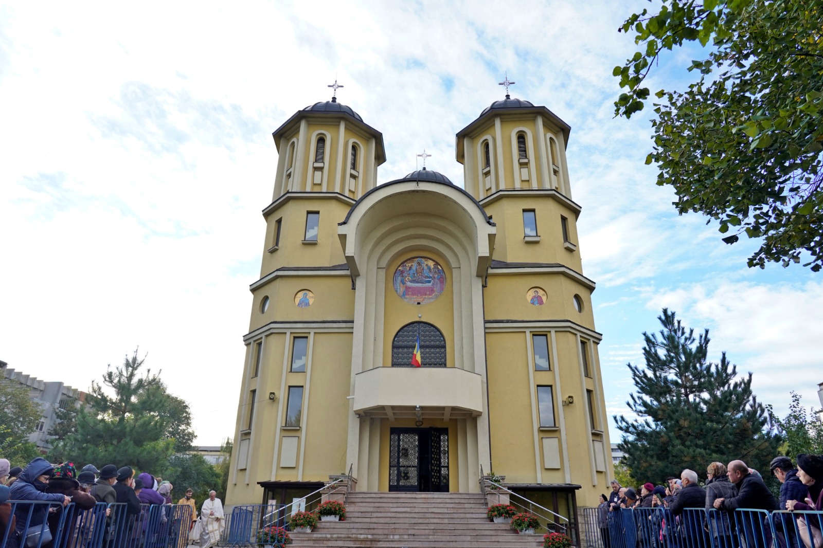 După aproape 35 de ani de lucrări, Biserica „Adormirea Maicii Domnului” Galata a primit veșmânt nou de har