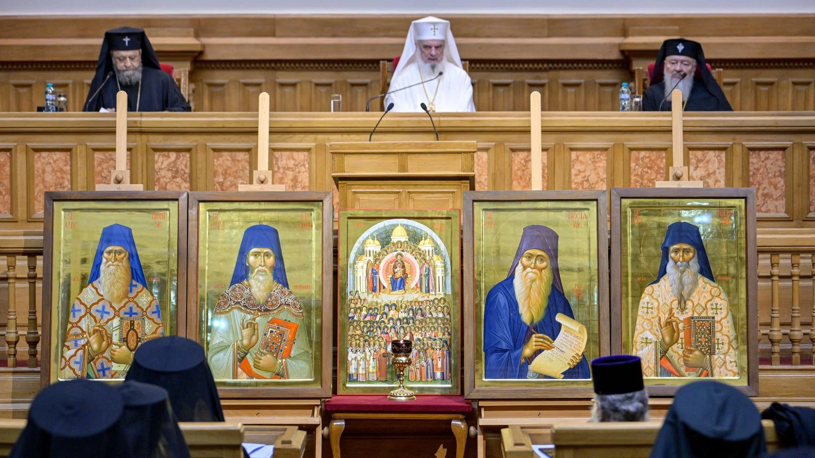 Foto: basilica.ro Raclele pentru moaștele Sfinților Petroniu Prodromitul și Dionisie de la Colciu, dăruite de Patriarhia Română