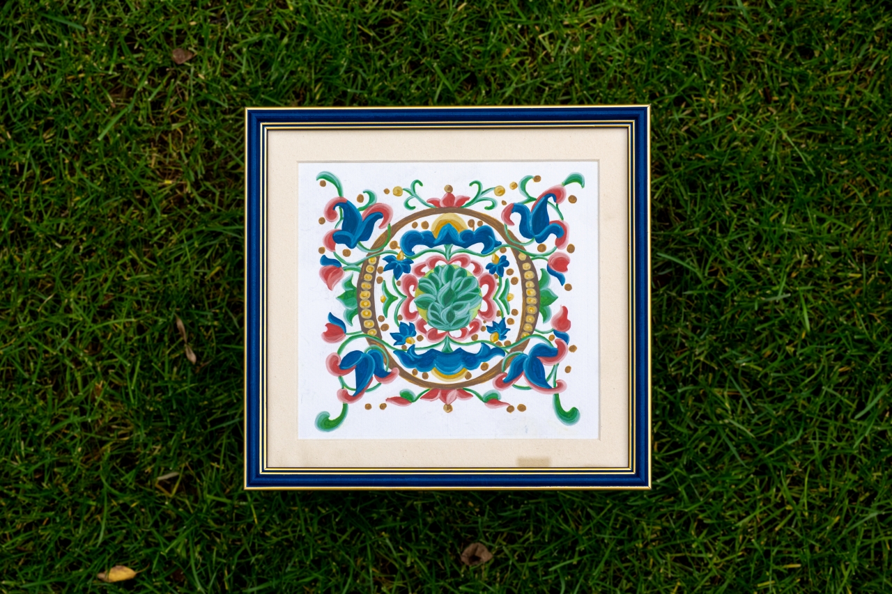 „Ornament de manuscris – Simetrie florală”