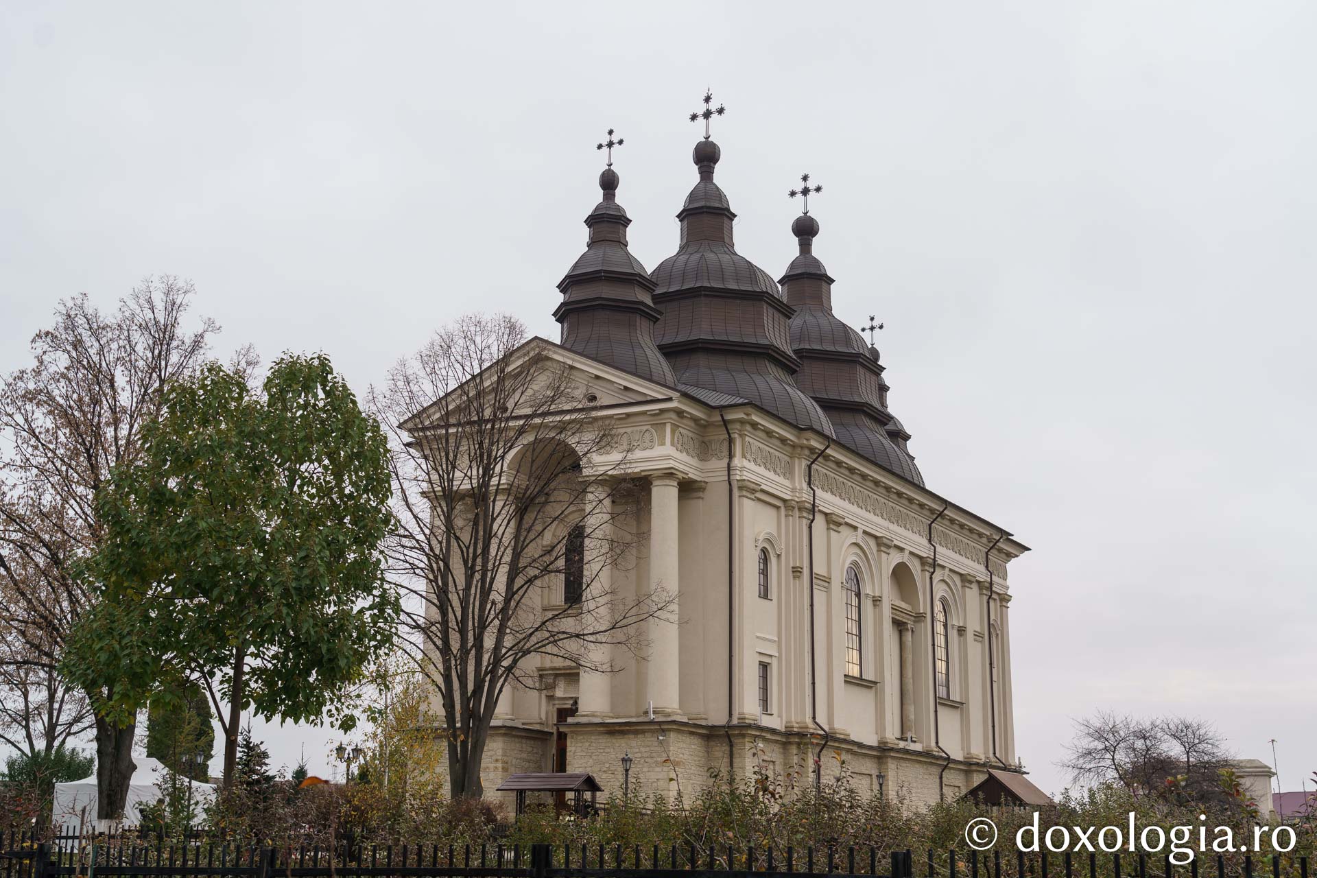 IPS Teofan, la hramul Mănăstirii Frumoasa: „ Sinții Arhangheli sunt vestitori și luptători ai mântuirii”