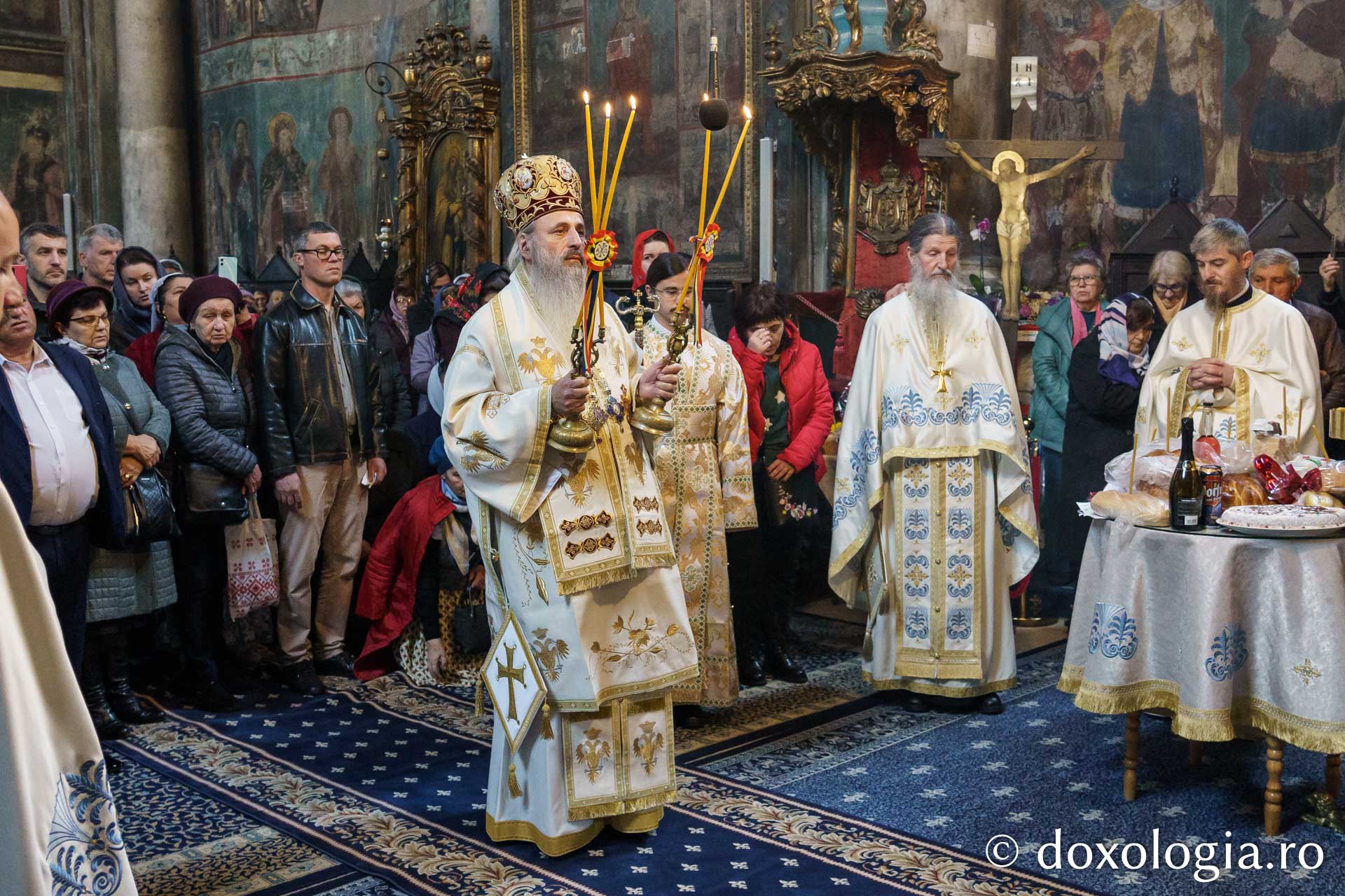 IPS Teofan, la hramul Mănăstirii Frumoasa: „ Sinții Arhangheli sunt vestitori și luptători ai mântuirii”