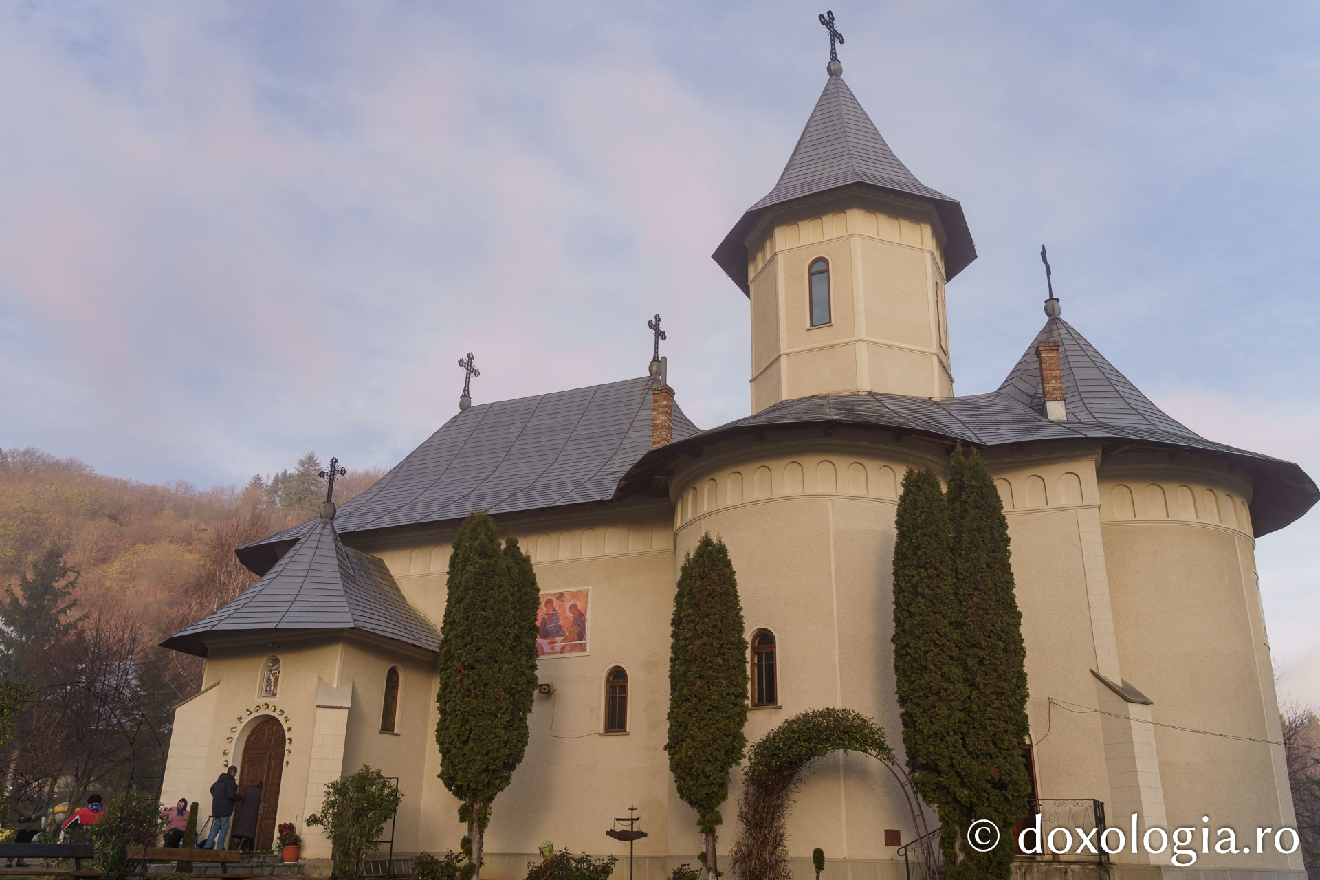 Rugăciune și binecuvântare arhierească la hramul Mănăstirii Peștera