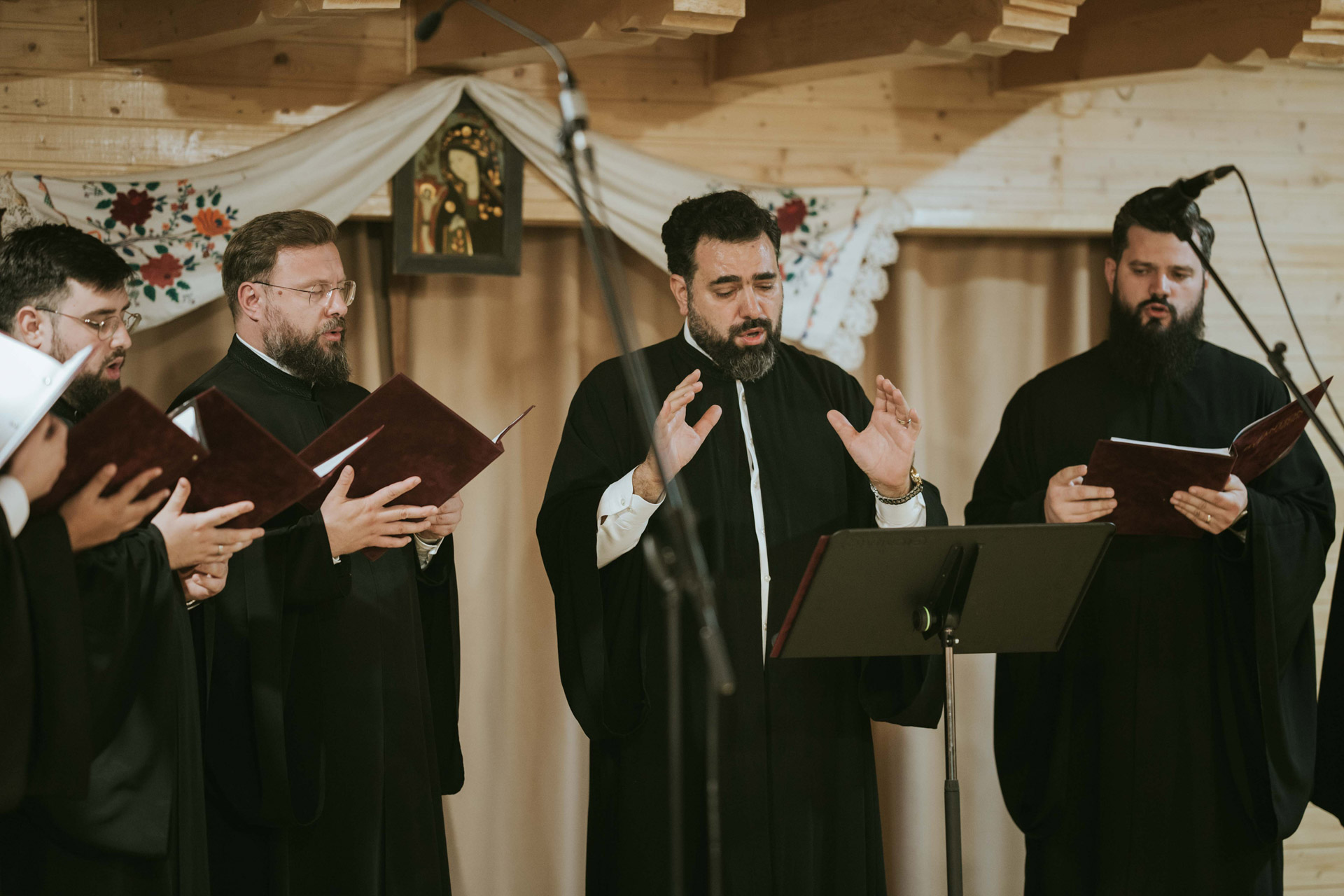 Ardealul și Moldova, unite prin cântul bizantin la Mănăstirea Oașa – Masterclass de Muzică Psaltică, ediția a III-a