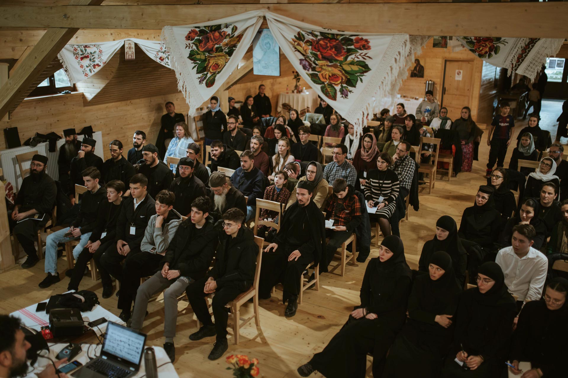 Ardealul și Moldova, unite prin cântul bizantin la Mănăstirea Oașa – Masterclass de Muzică Psaltică, ediția a III-a