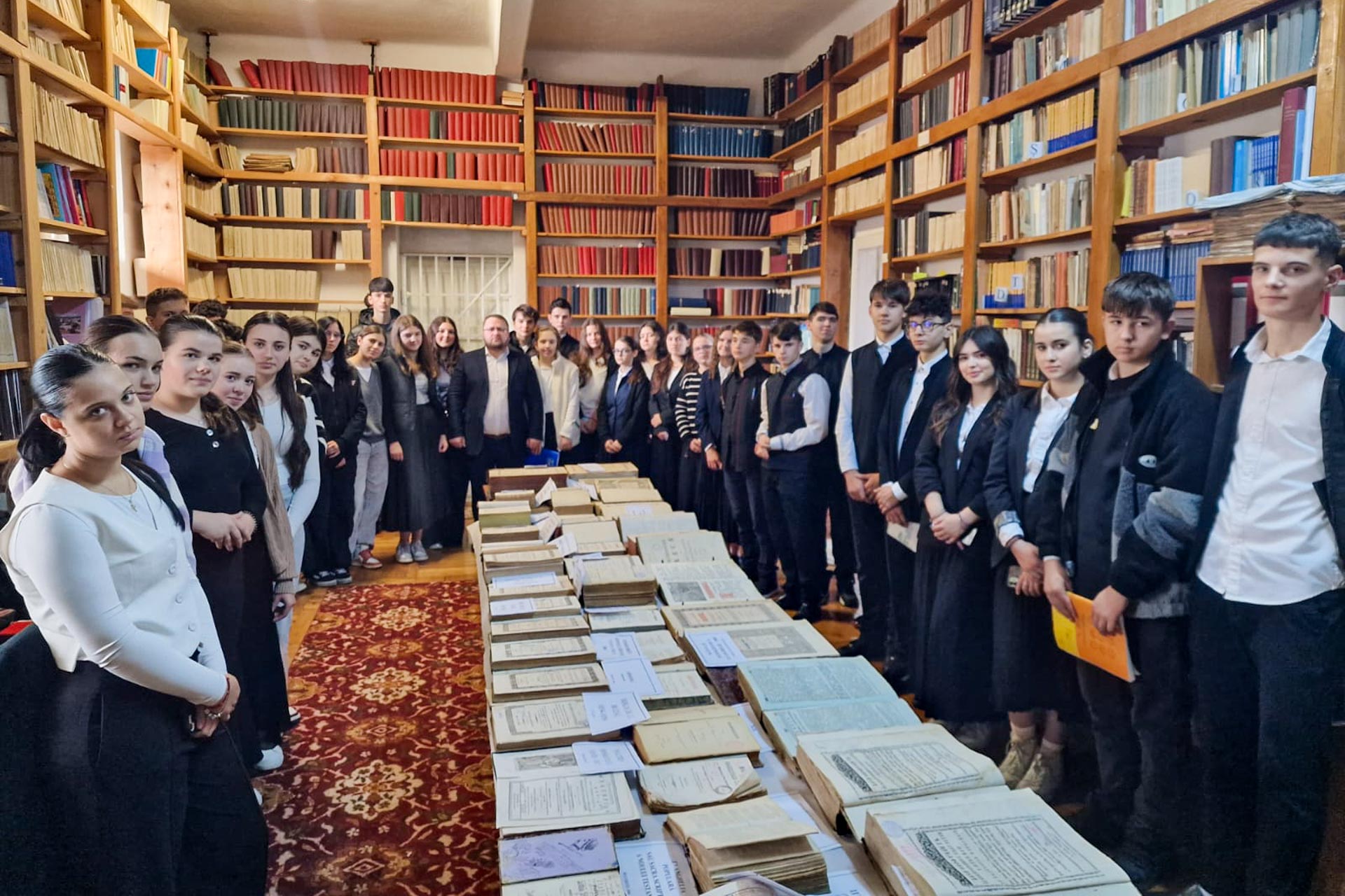 Biblia peste veacuri: expoziție bibliofilă la Seminarul de la Neamț