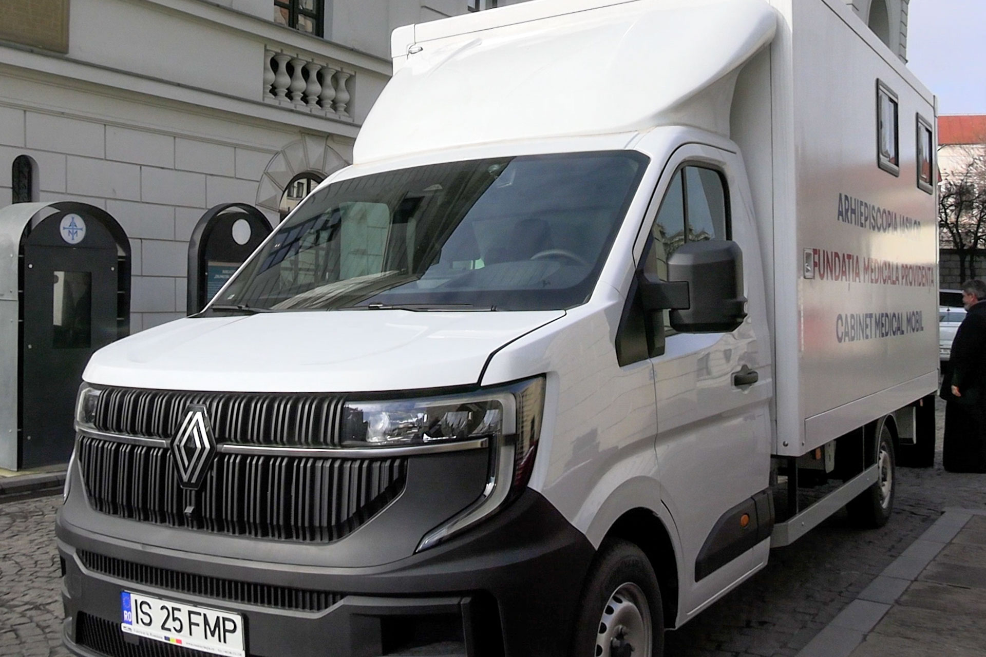Cabinetul medical mobil al Fundației „Providența”, binecuvântat la Ansamblul Mitropolitan din Iași