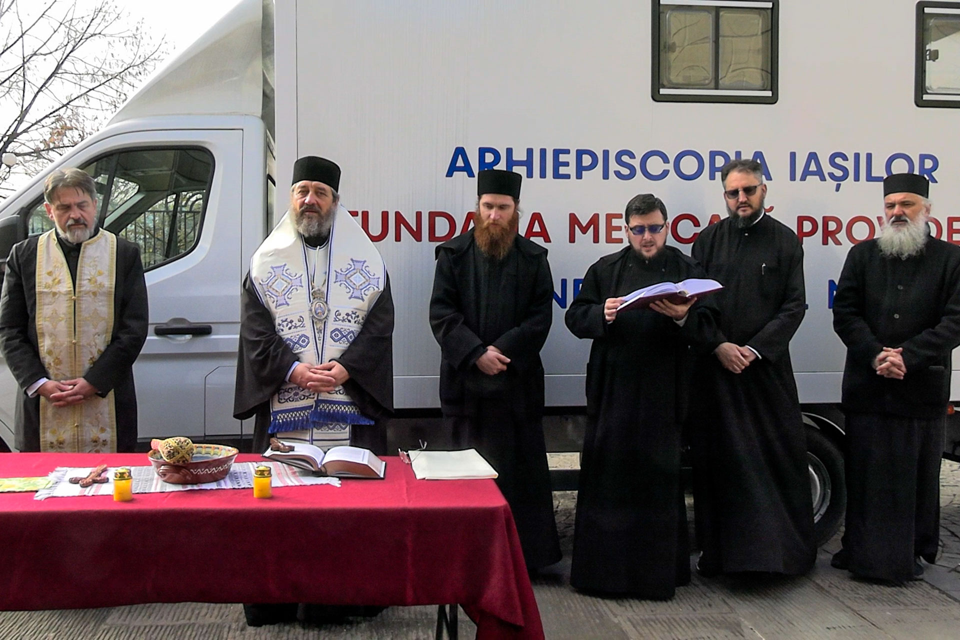 Cabinetul medical mobil al Fundației „Providența”, binecuvântat la Ansamblul Mitropolitan din Iași