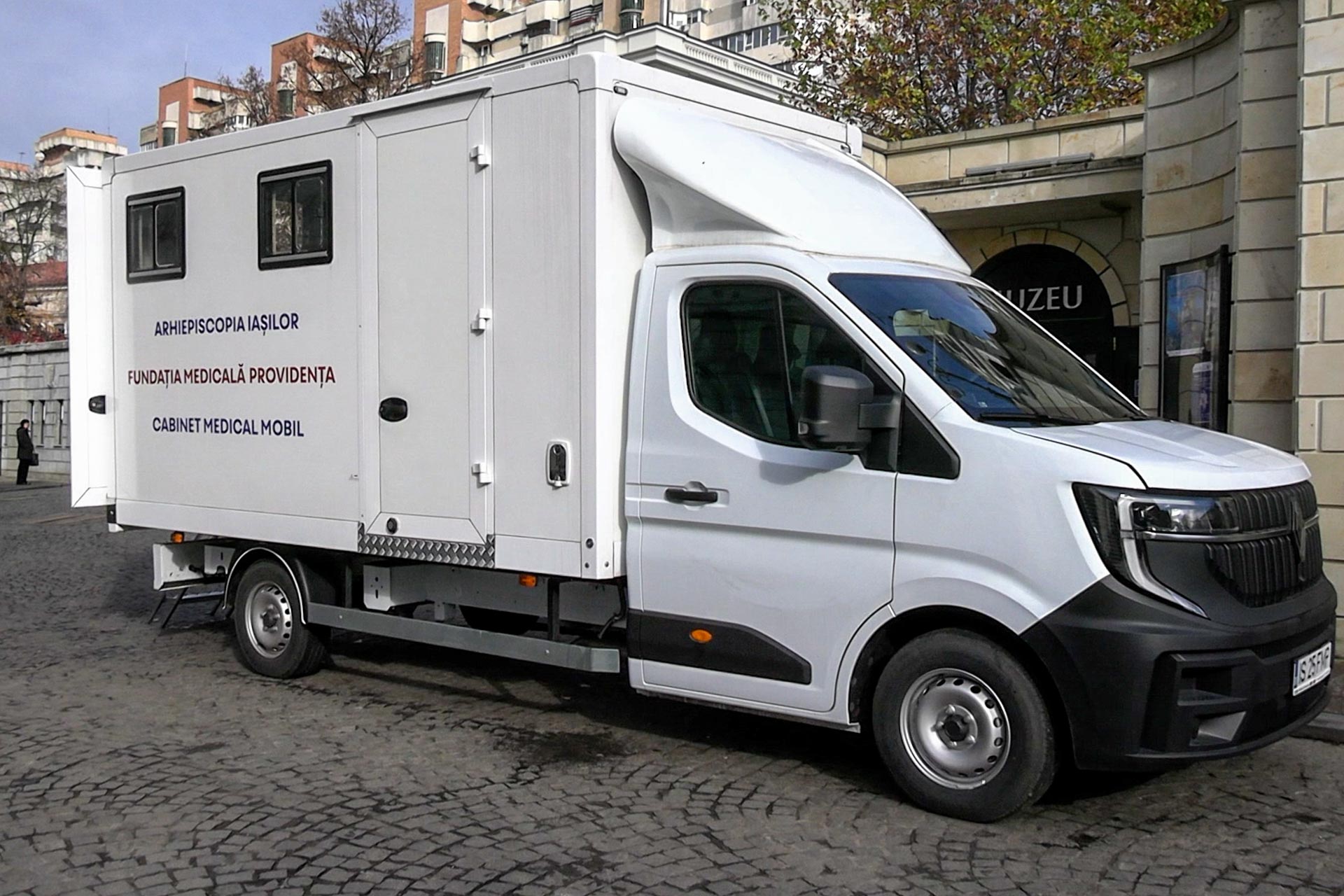 Cabinetul medical mobil al Fundației „Providența”, binecuvântat la Ansamblul Mitropolitan din Iași