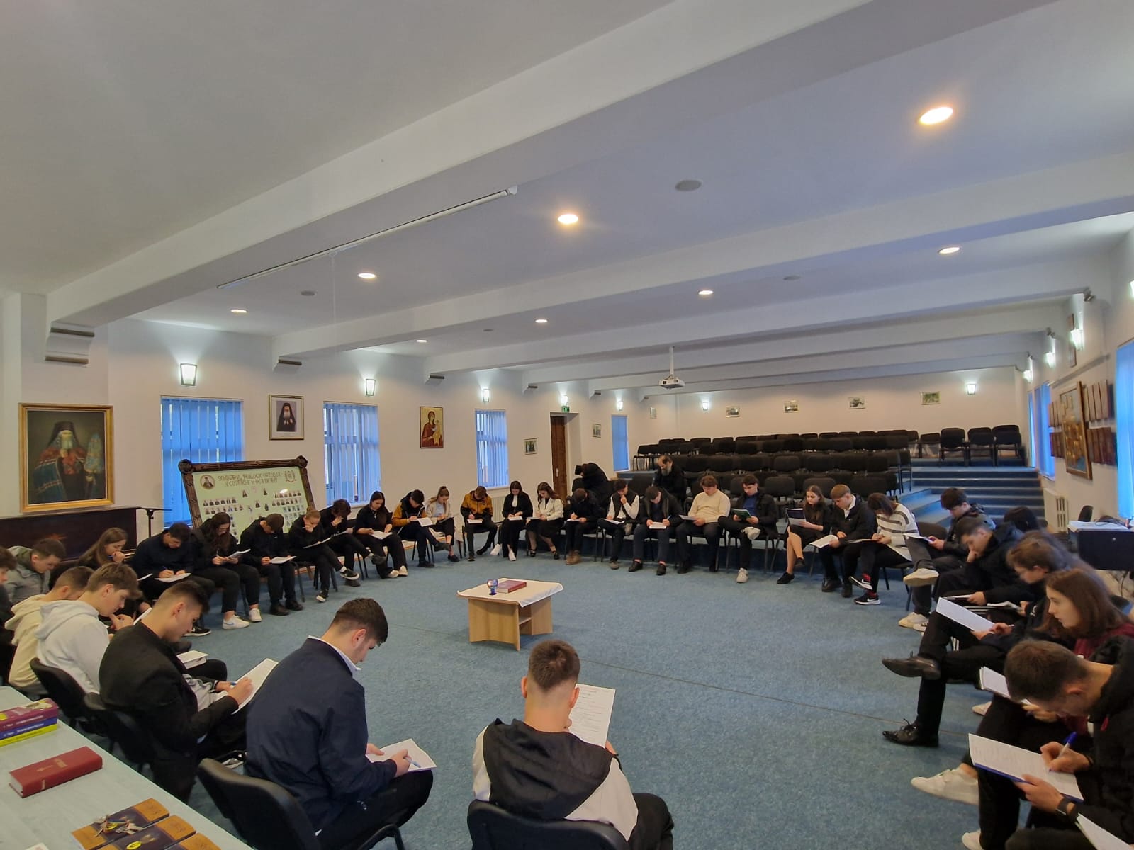 Concursul „Cercetați Scripturile…”, ediția a III-a – o chemare la lumina Cuvântului în Săptămâna Sfintei Scripturi, la Seminarul de la Mănăstirea Neamț