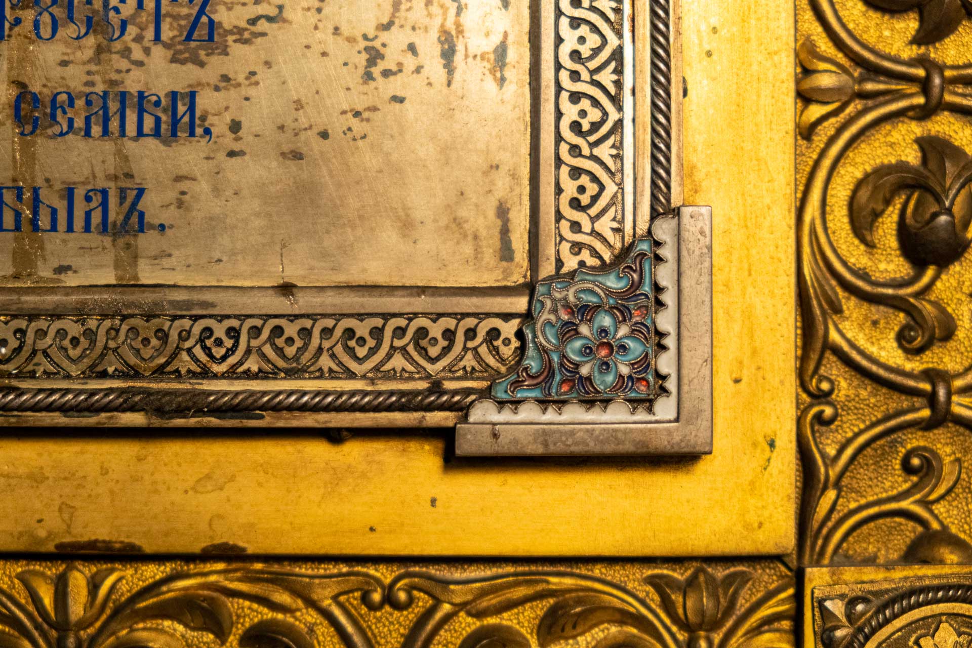 Donează pentru „Doamna din parcul cu trandafiri”! Salvează biserica din Roznov!