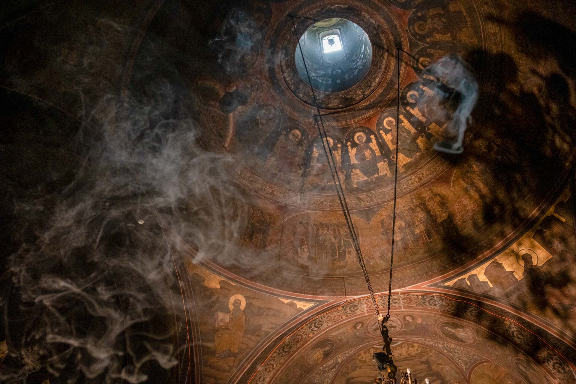 Donează pentru „Doamna din parcul cu trandafiri”! Salvează biserica din Roznov!