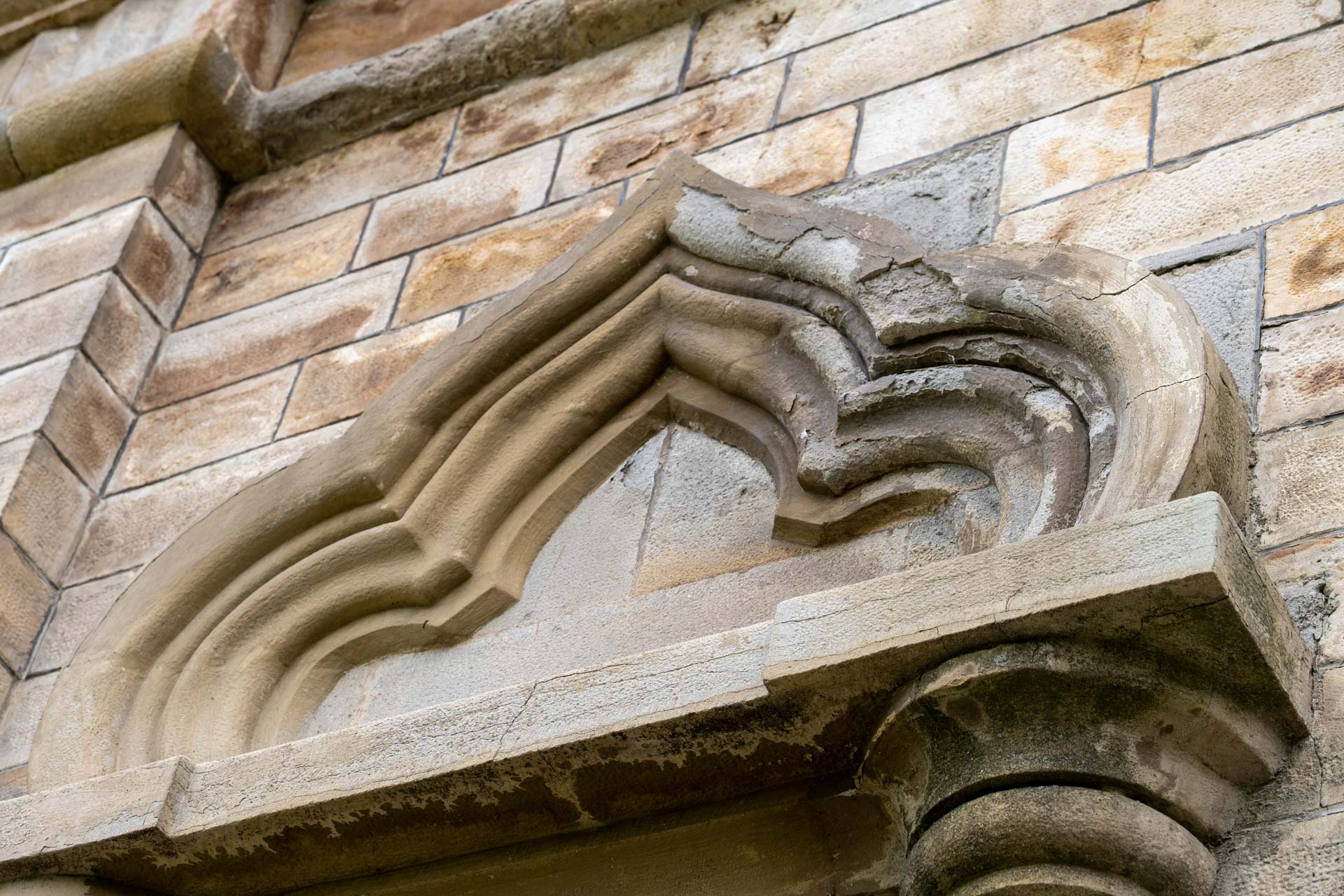 Donează pentru „Doamna din parcul cu trandafiri”! Salvează biserica din Roznov!