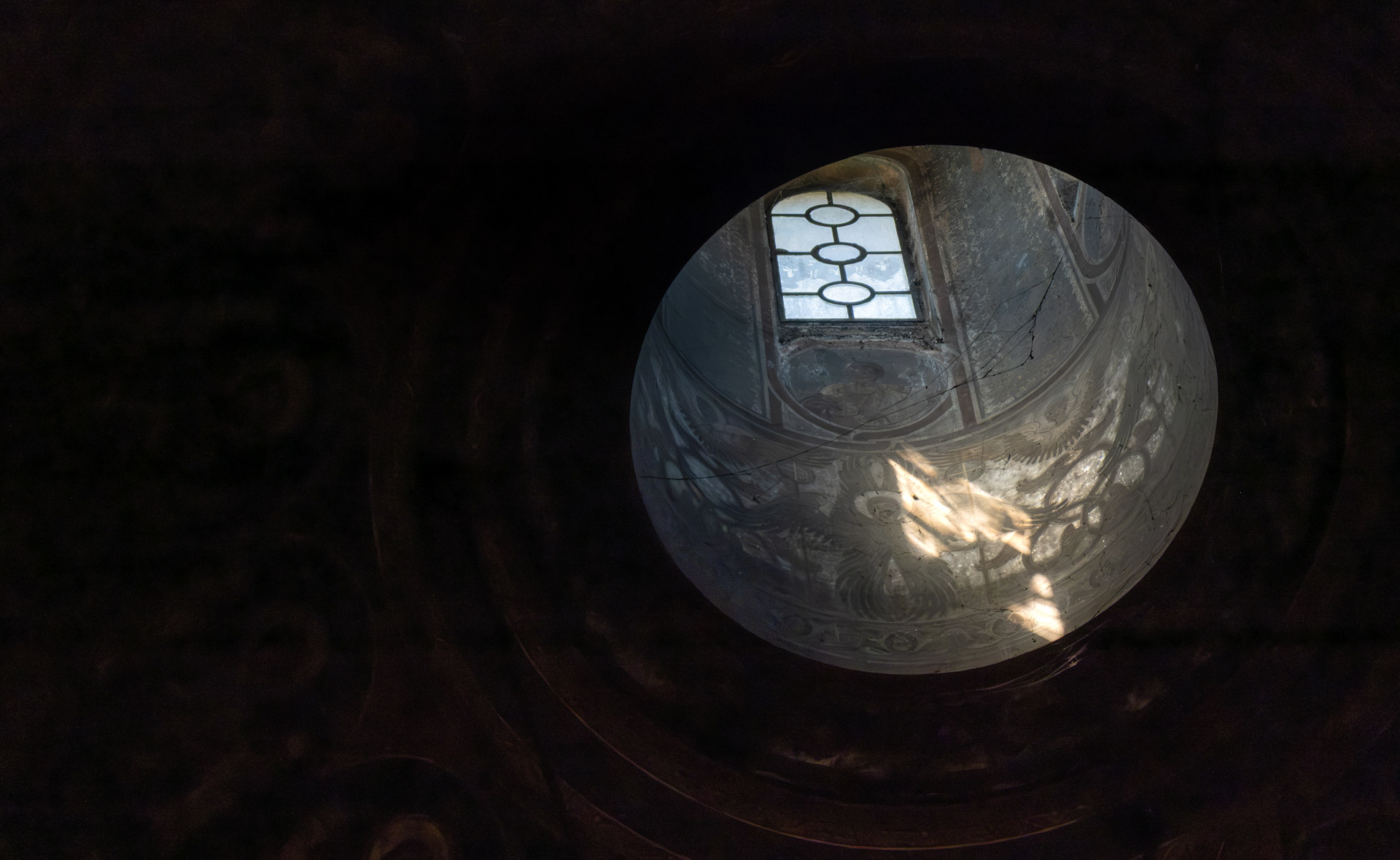 Donează pentru „Doamna din parcul cu trandafiri”! Salvează biserica din Roznov!