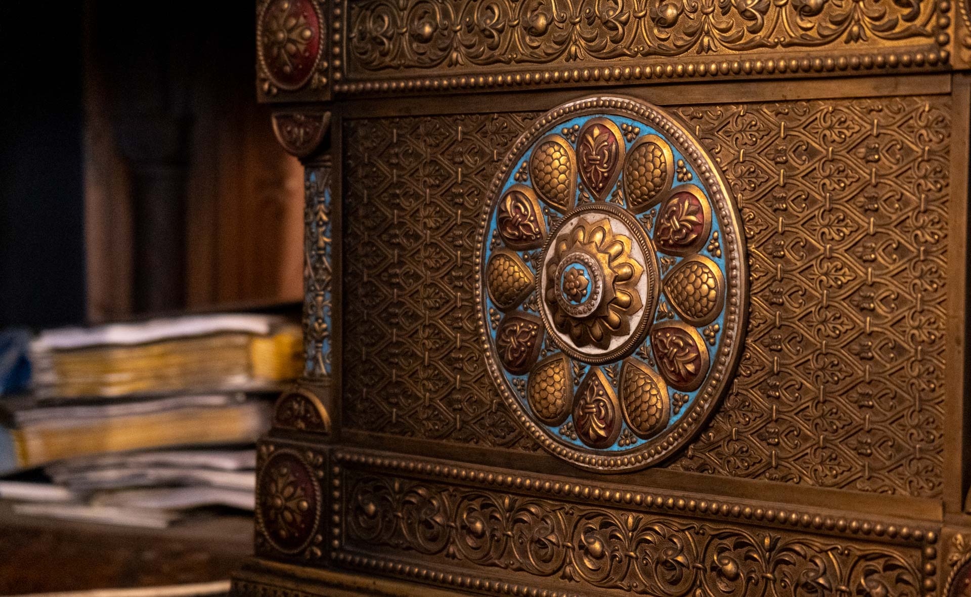 Donează pentru „Doamna din parcul cu trandafiri”! Salvează biserica din Roznov!