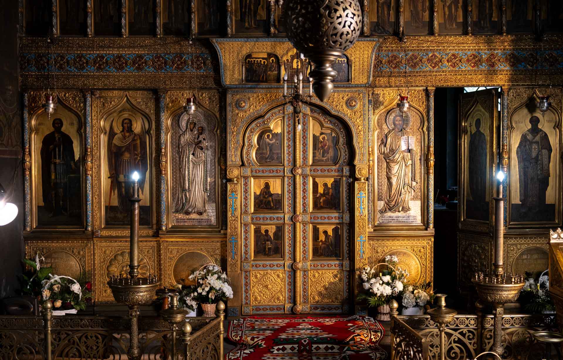 Donează pentru „Doamna din parcul cu trandafiri”! Salvează biserica din Roznov!