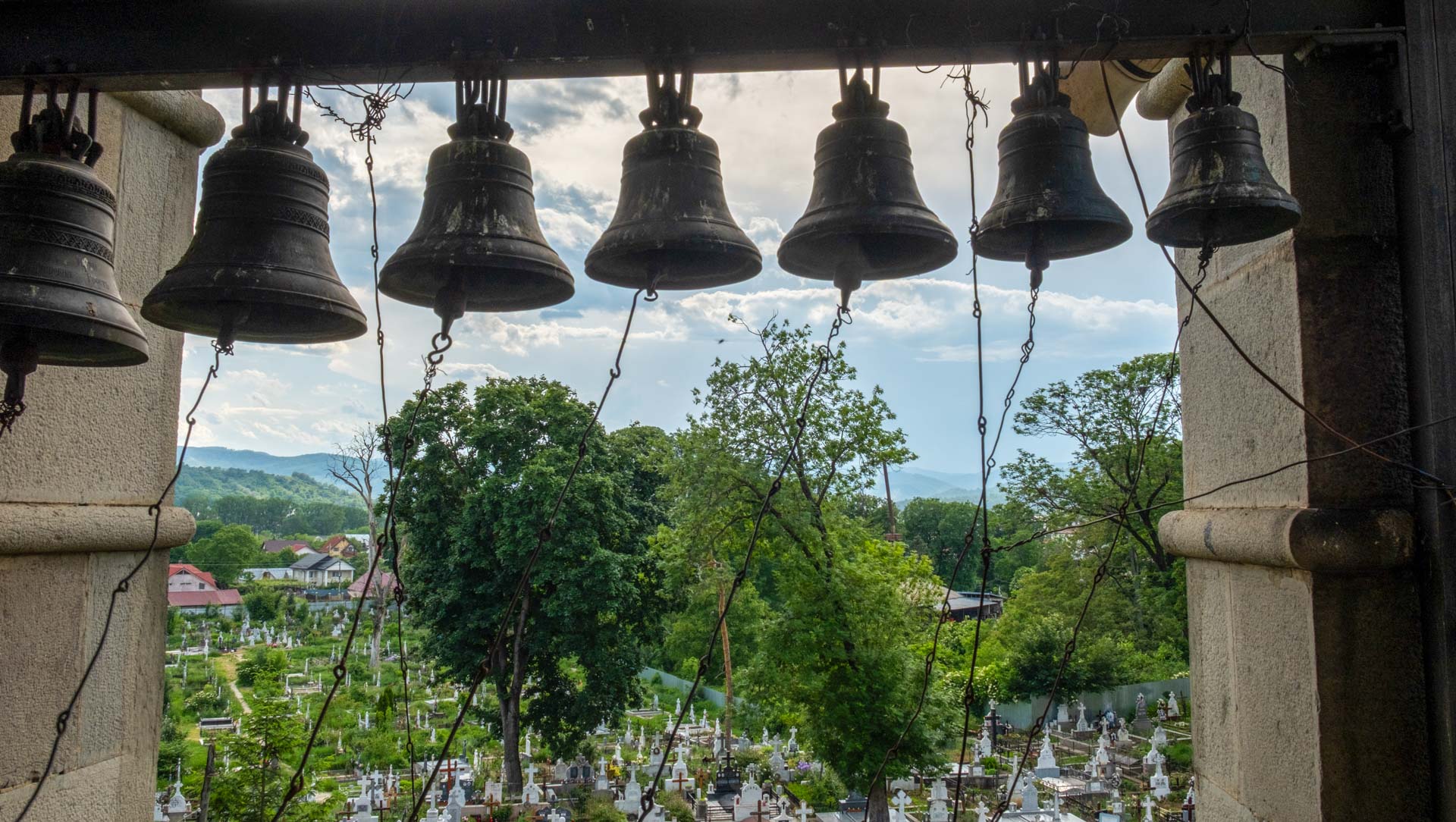 Donează pentru „Doamna din parcul cu trandafiri”! Salvează biserica din Roznov!