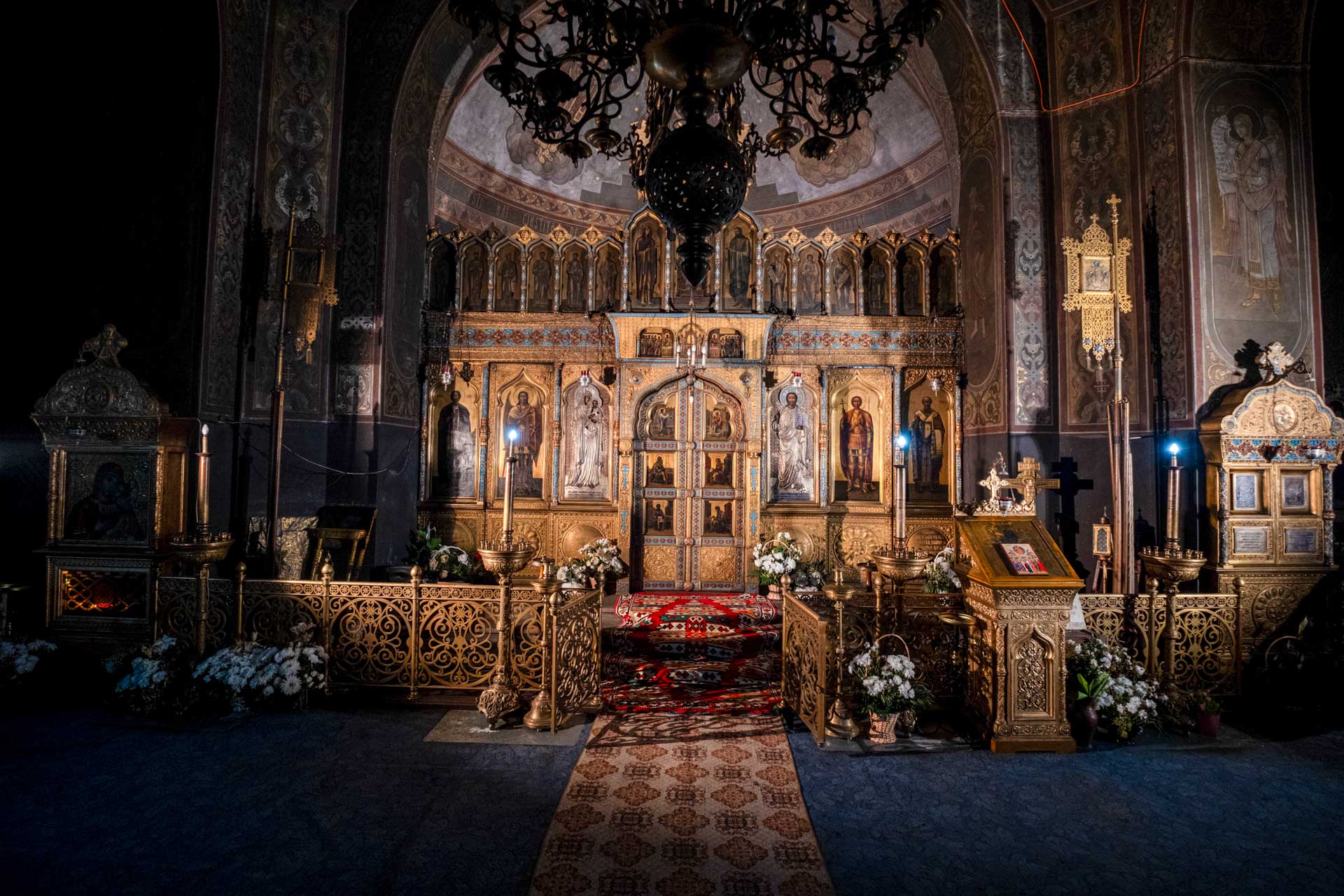 Donează pentru „Doamna din parcul cu trandafiri”! Salvează biserica din Roznov!