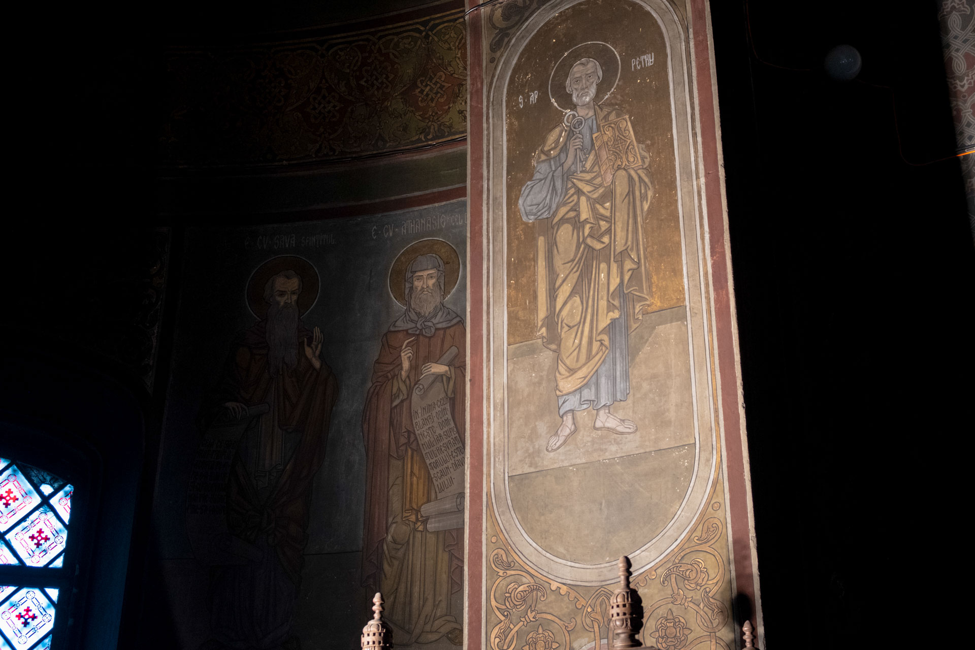 Donează pentru „Doamna din parcul cu trandafiri”! Salvează biserica din Roznov!