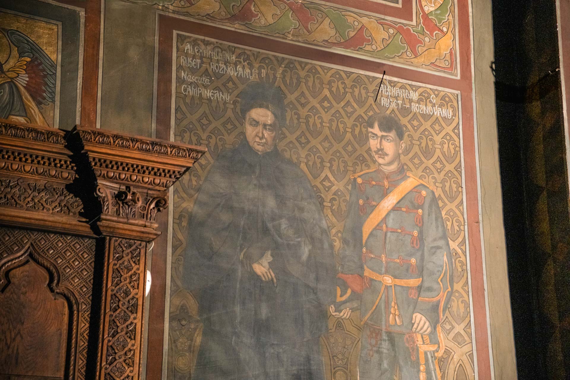 Donează pentru „Doamna din parcul cu trandafiri”! Salvează biserica din Roznov!